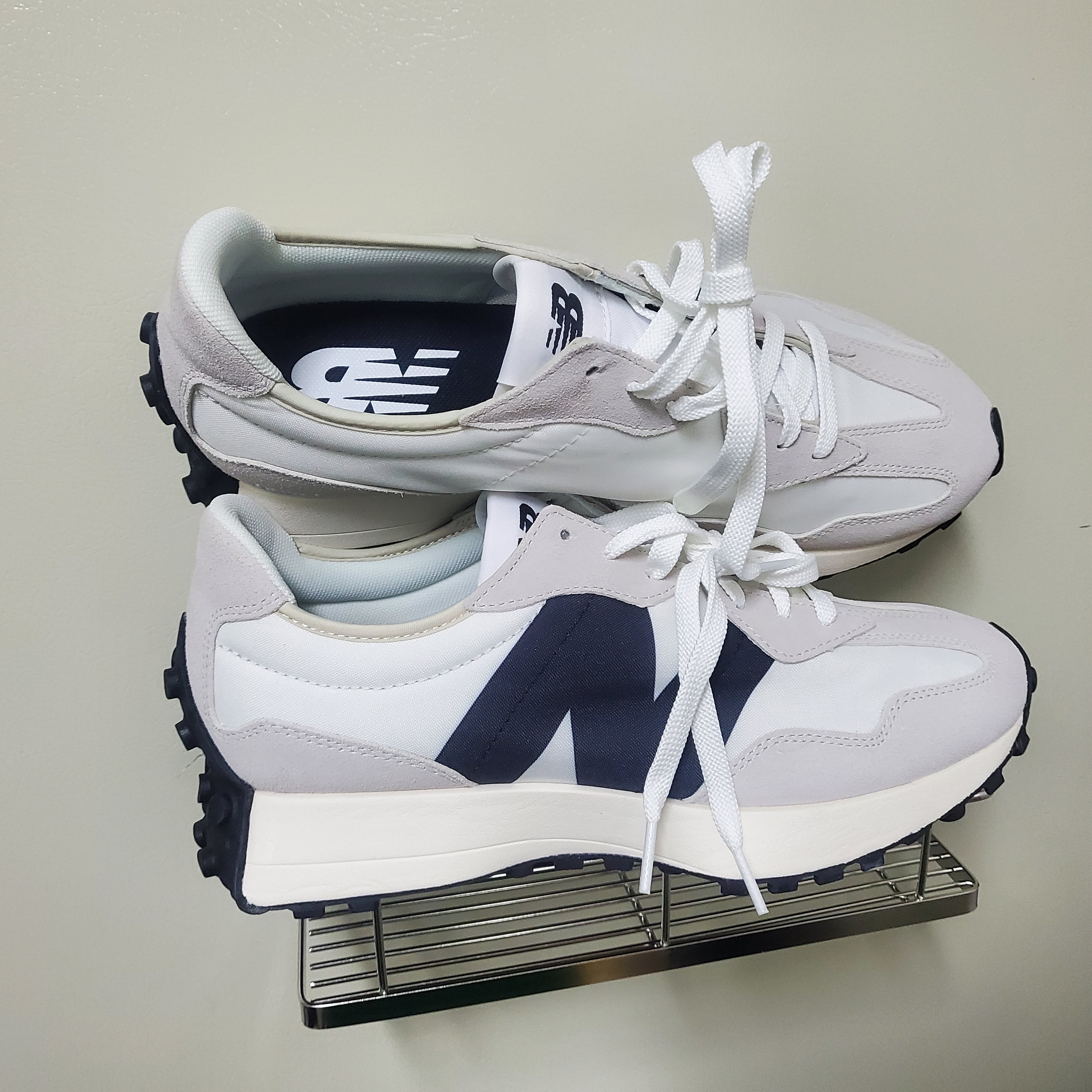New Balance 327 White Black 착용 스타일 - 1