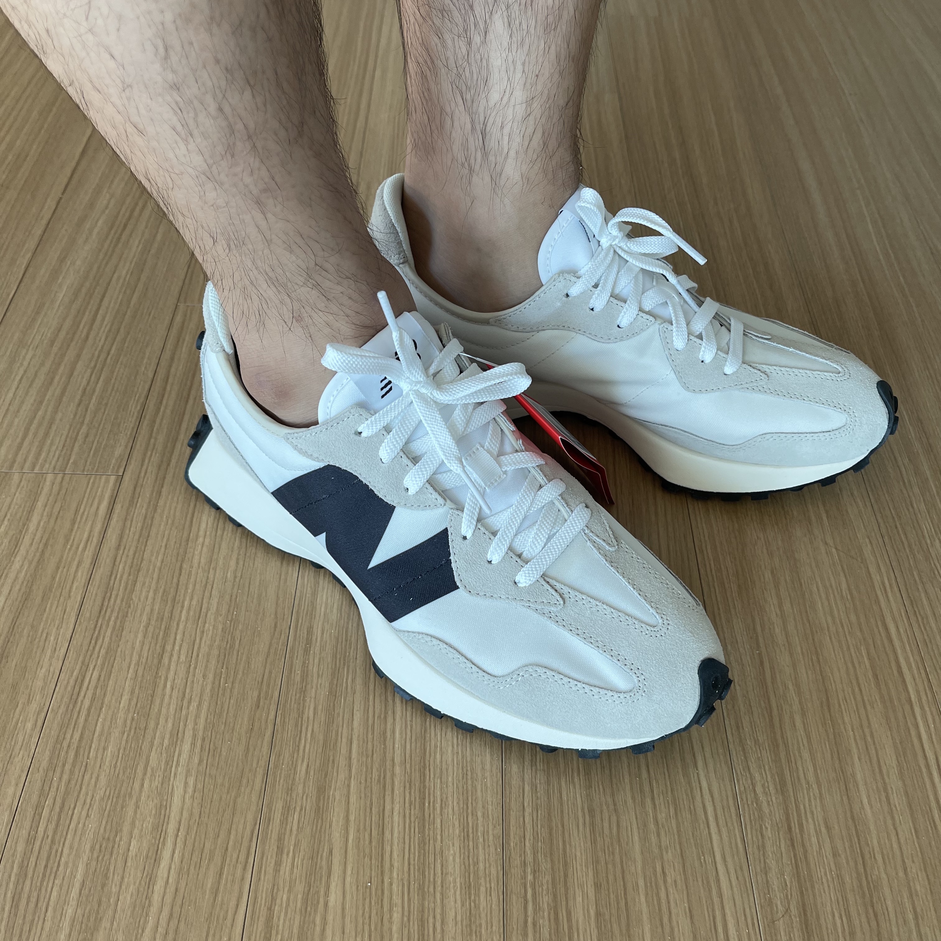 New Balance 327 White Black 착용 스타일 - 2
