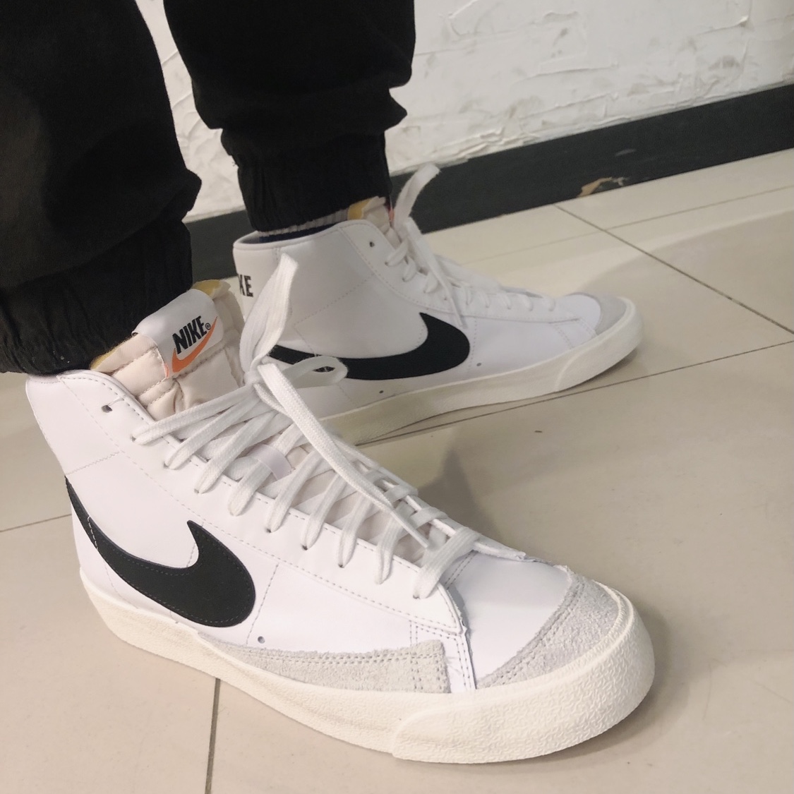 Nike Blazer Mid '77 Vintage White Black 착용 스타일 - 2