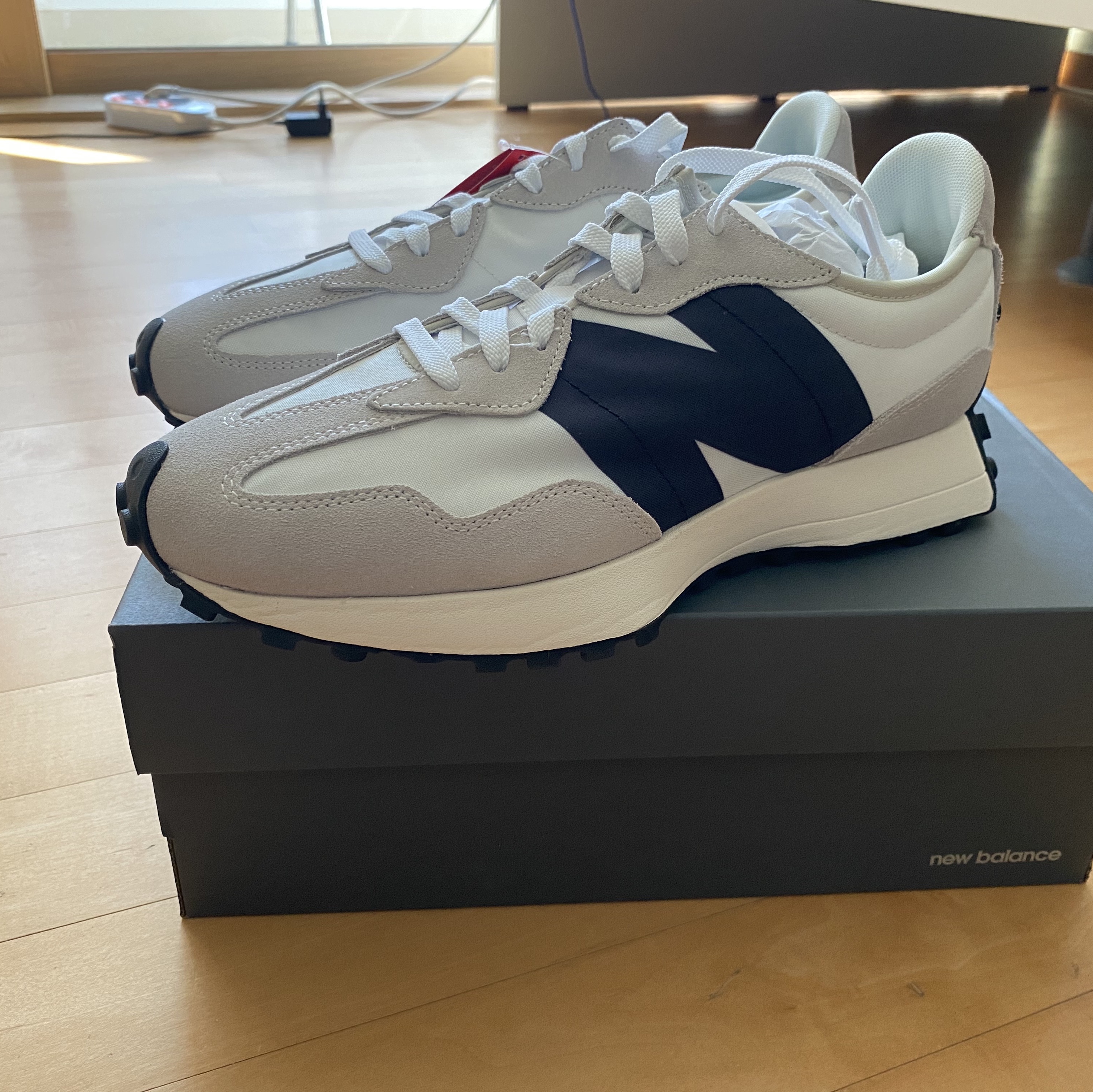 (W) New Balance 327 White Moonbeam, New Balance 327 White Black 착용 스타일 - 2