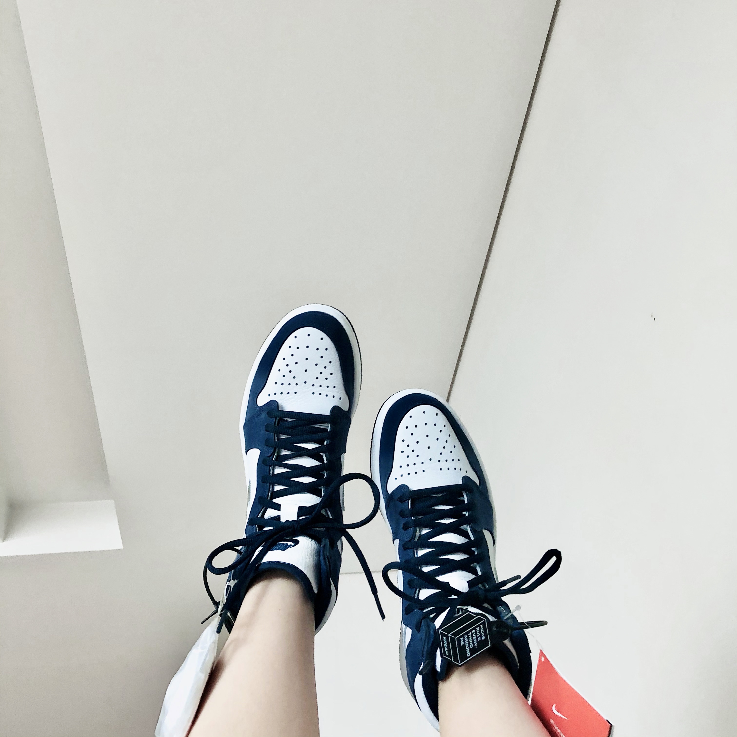 Jordan 1 Retro High OG CO.JP Midnight Navy 착용 스타일 - 2