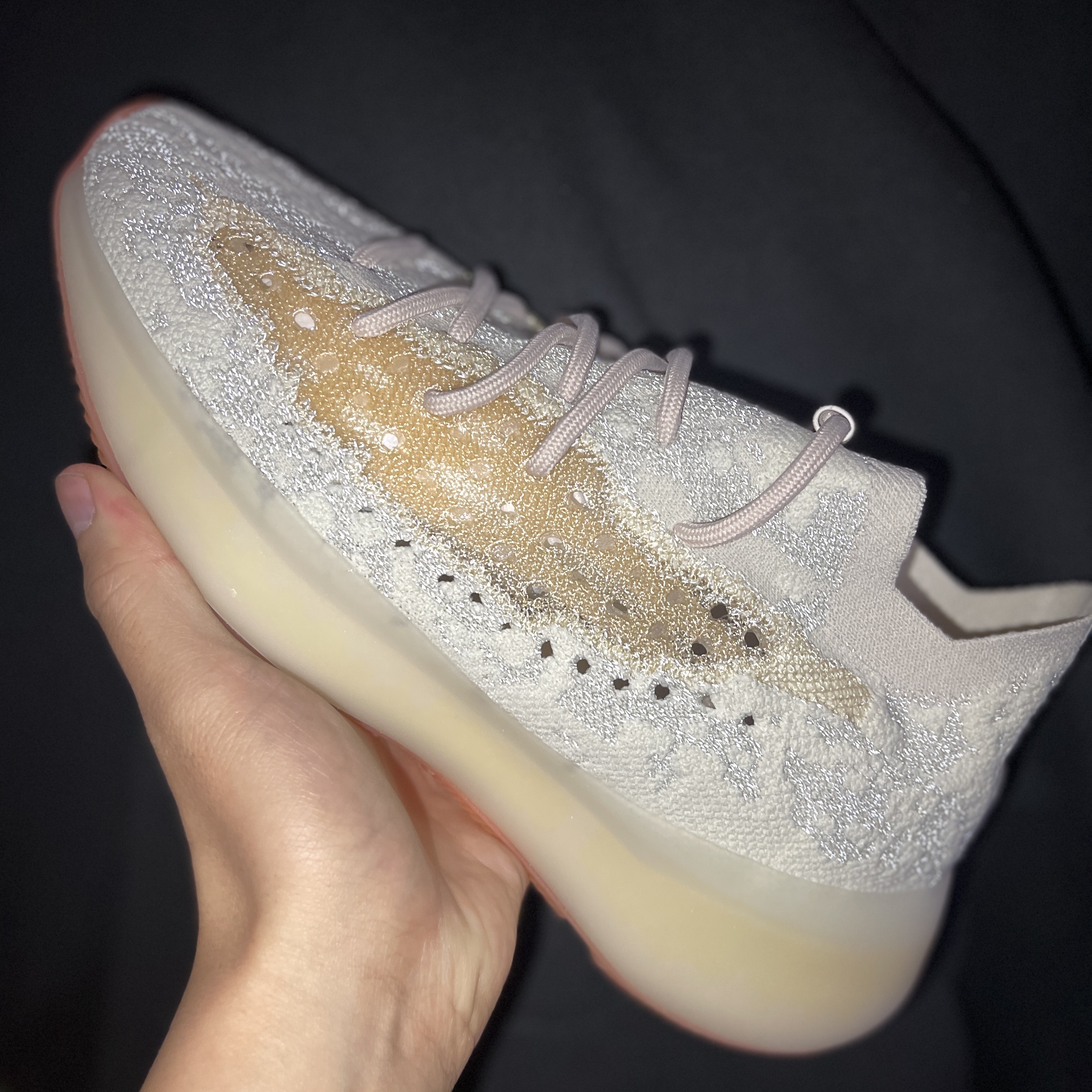 Adidas Yeezy Boost 380 Yecoraite - Reflective 착용 스타일 - 1