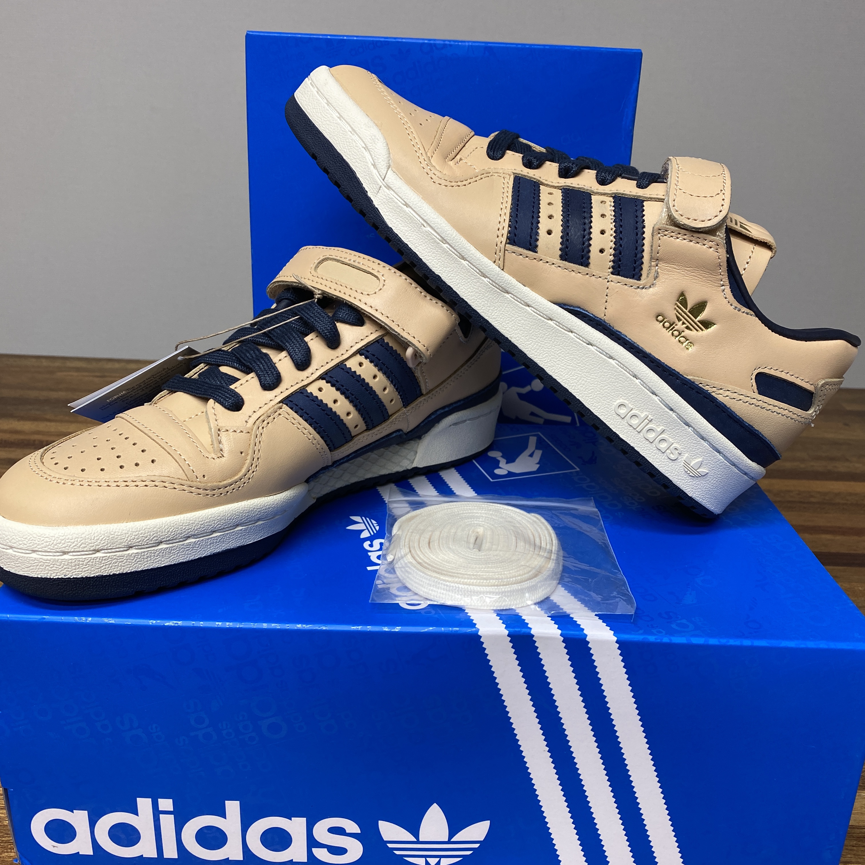 Adidas Forum 84 Low Beige, Adidas OG Forum 84 Low Blue Thread 착용 스타일 - 1