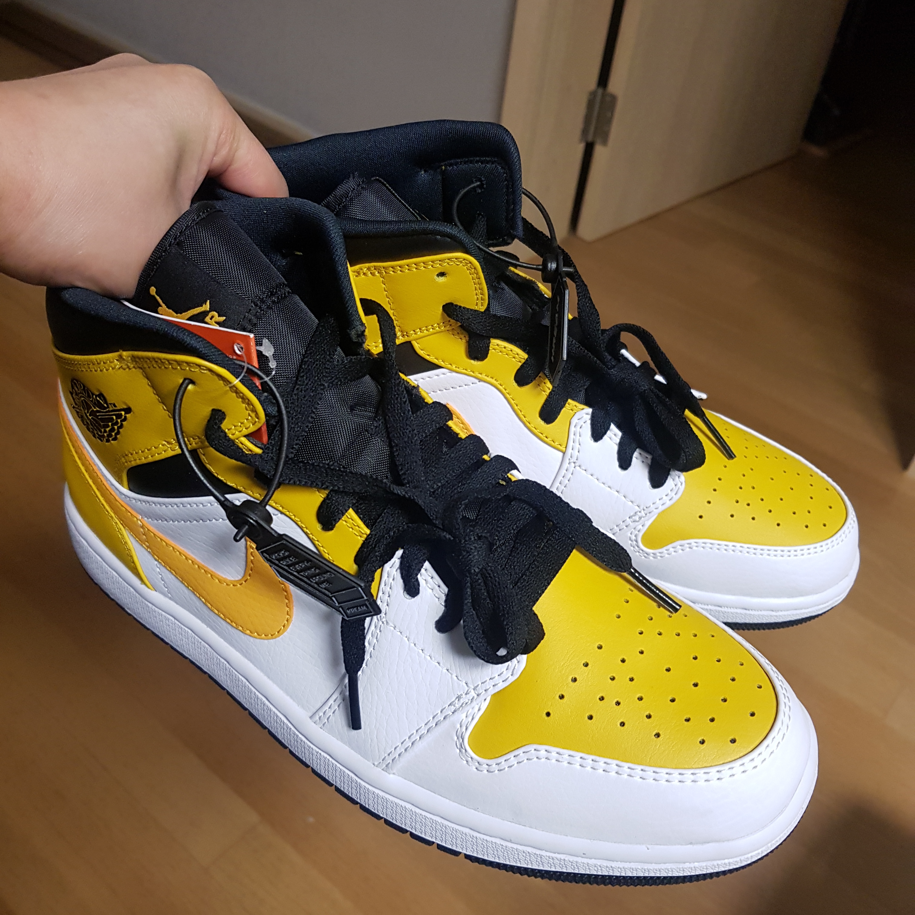 Jordan 1 Mid White University Gold 착용 스타일
