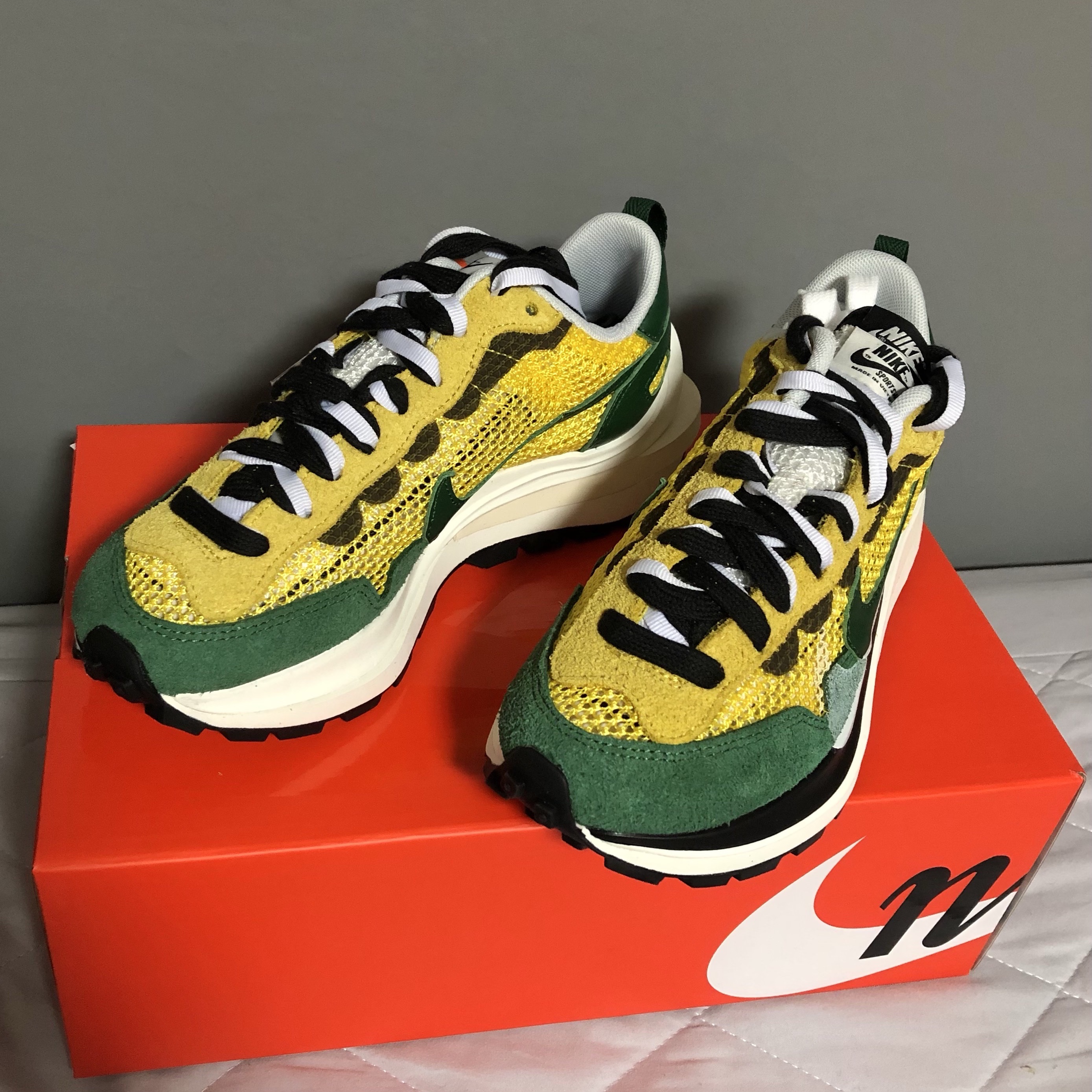 Nike x Sacai VaporWaffle Tour Yellow & Gorge Green Sail 착용 스타일 - 1