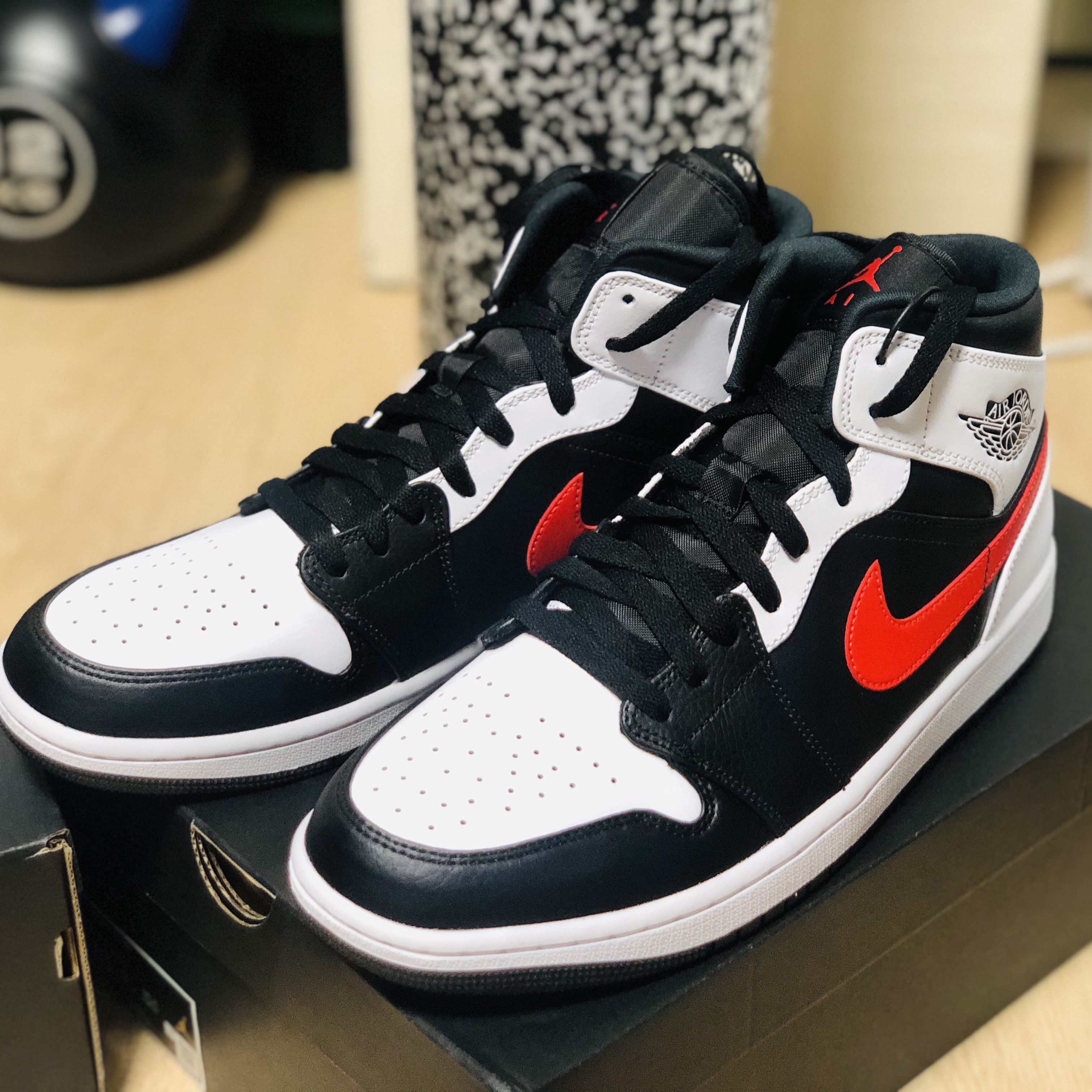 Jordan 1 Mid Black Chile Red 착용 스타일