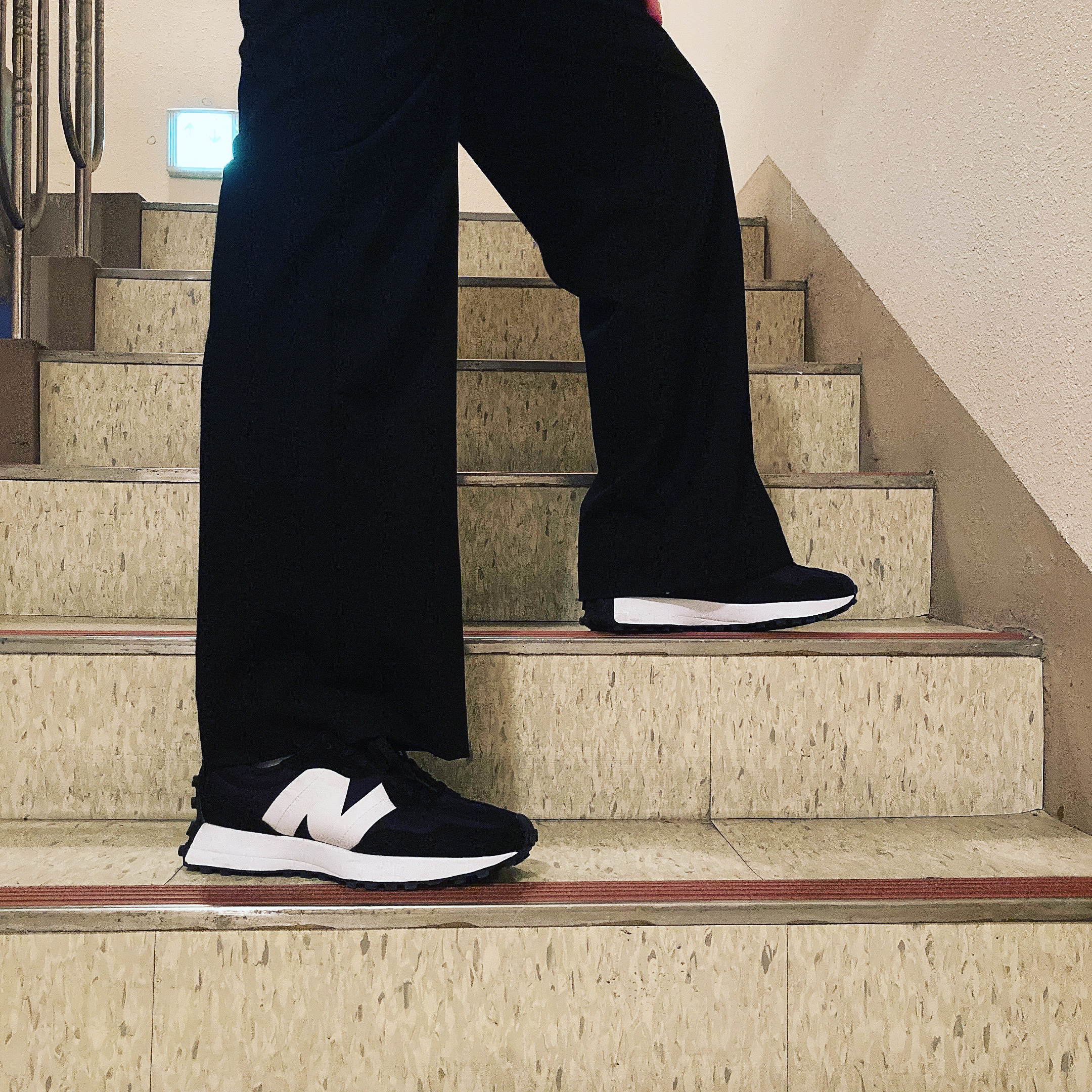 New Balance 327 Black 착용 스타일