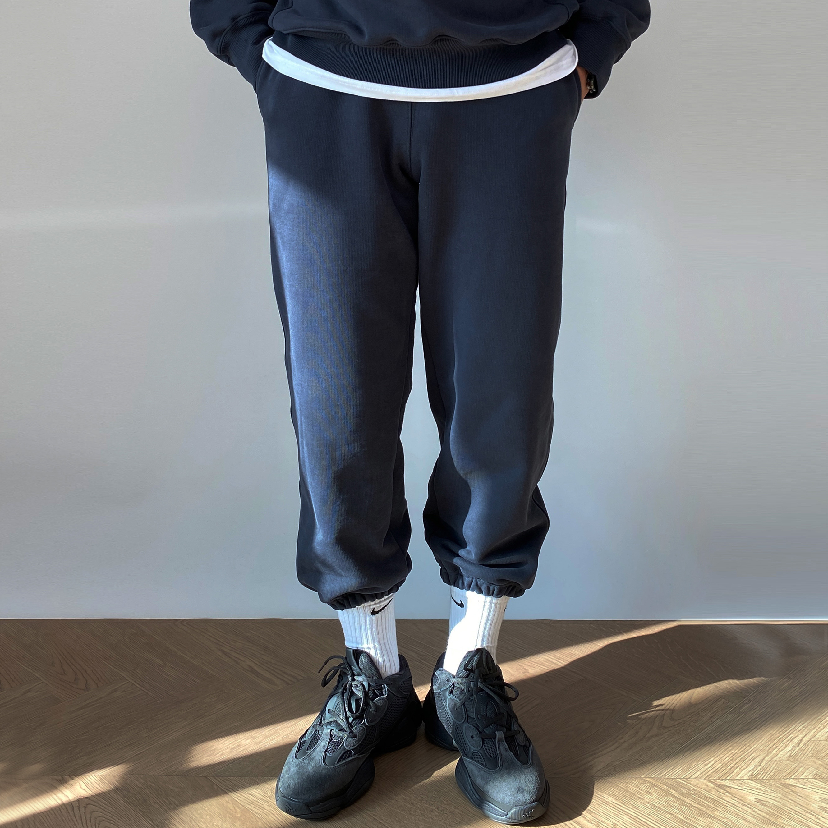 Adidas Yeezy 500 Utility Black 2018/2020 착용 스타일 - 4