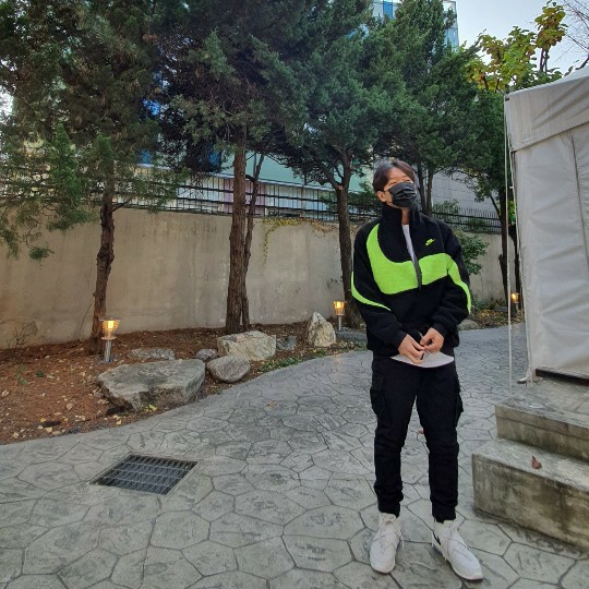 Nike x Fear of God Air Fear of God Raid Light Bone, Nike Big Swoosh Full Zip Jacket Black Volt 착용 스타일