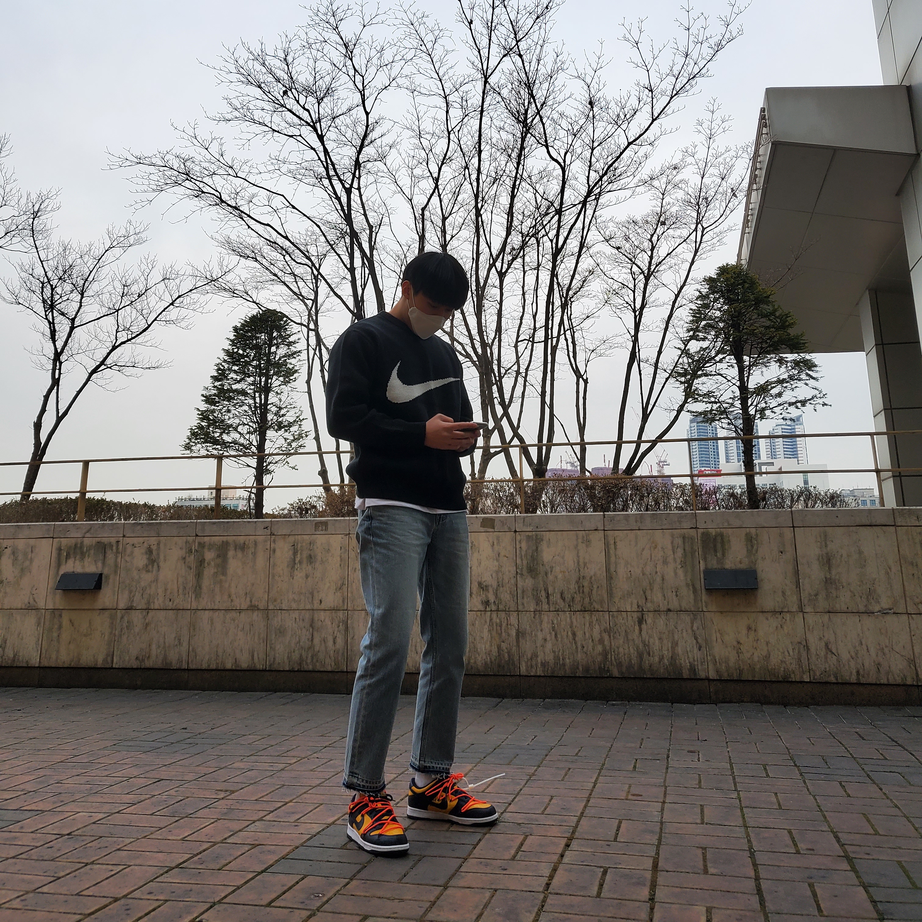 Nike x Off-White Dunk Low University Gold Midnight Navy, Supreme x Nike Swoosh Sweater Black - 19SS 착용 스타일