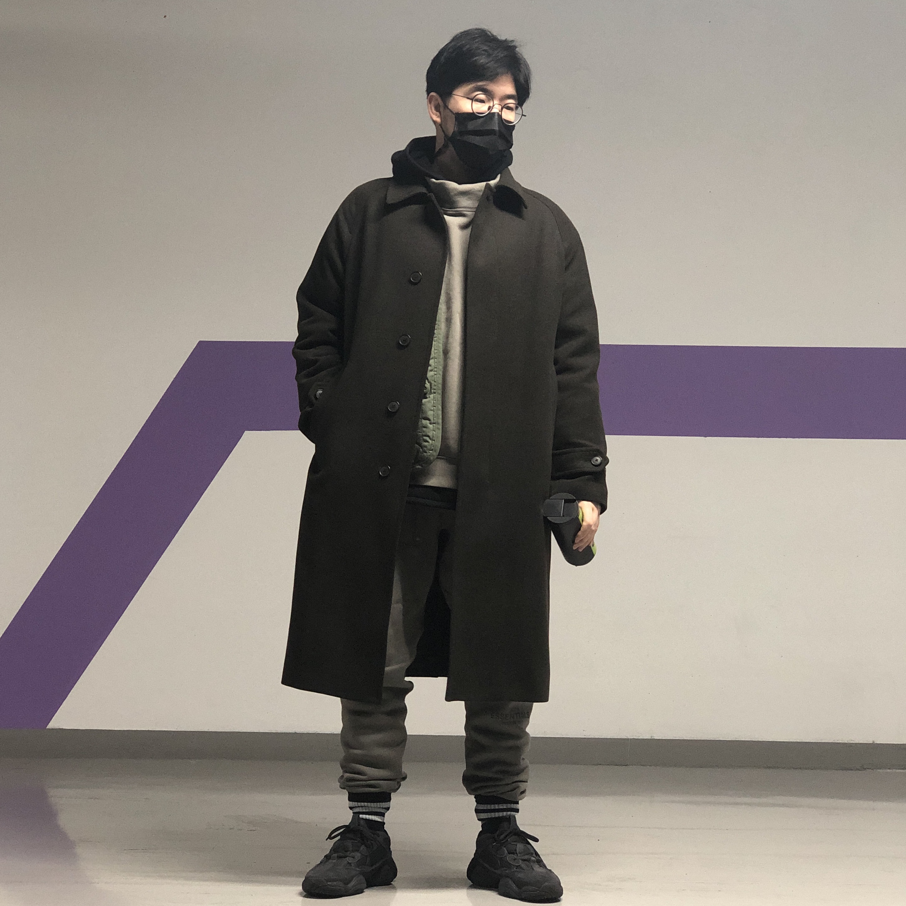 Adidas Yeezy 500 Utility Black 2018/2020, Essentials Pull-Over Mockneck Sweatshirt Charcoal - 20SS 착용 스타일