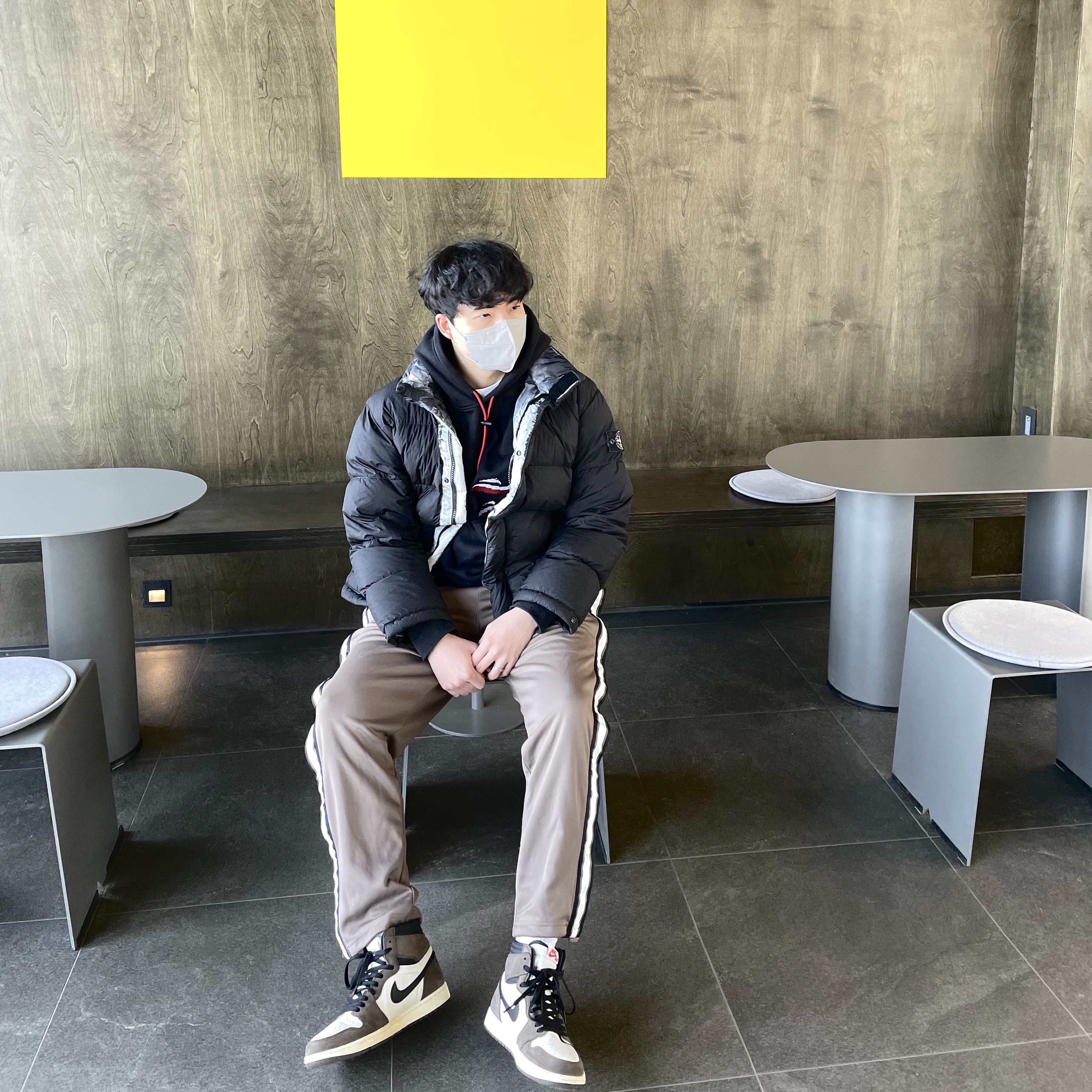 Jordan 1 x Travis Scott Retro High OG SP Mocha, Jordan x Travis Scott MJ Track Pants 착용 스타일