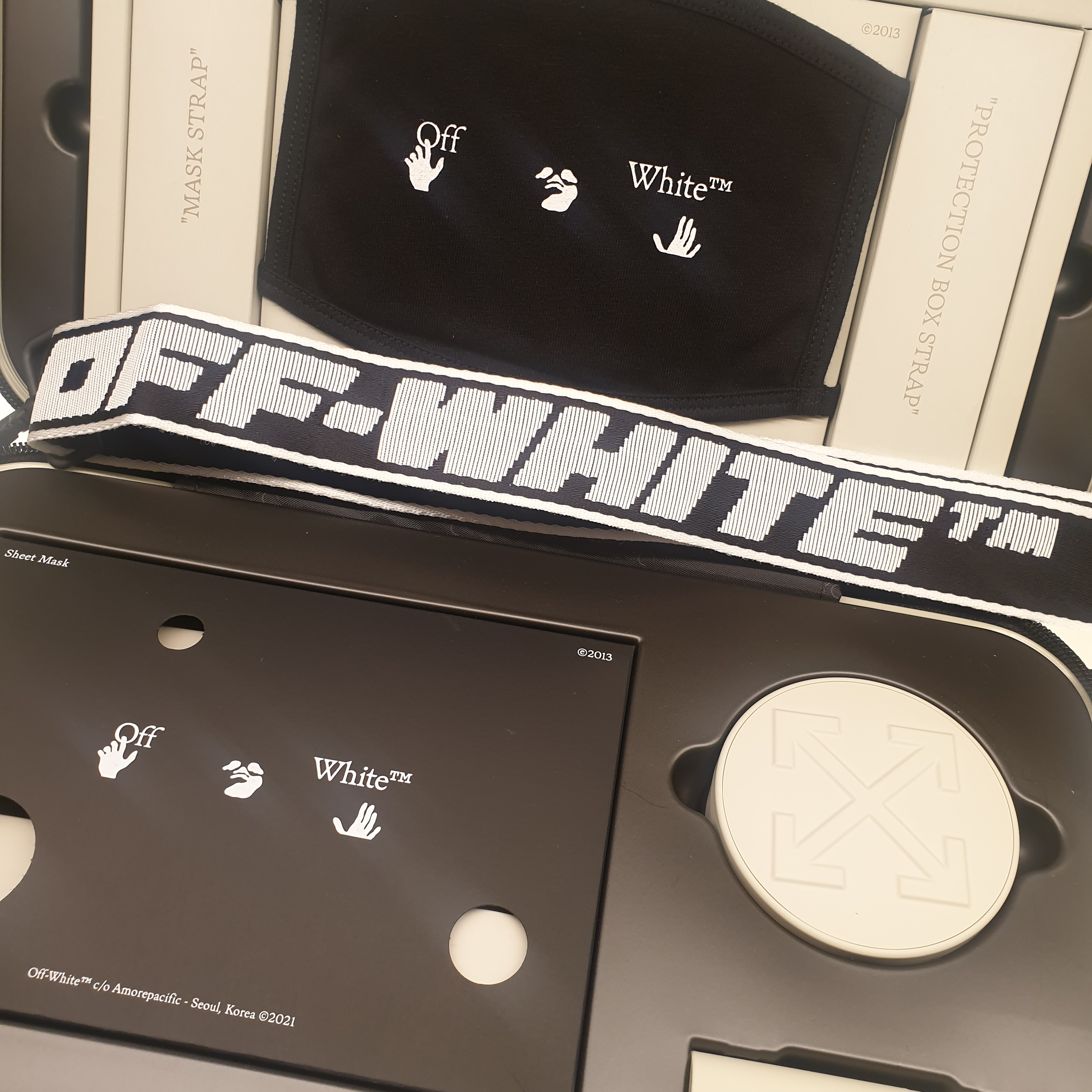 Off-White x Amore Pacific Protection Box (Without Cosmetics) 착용 스타일 - 3