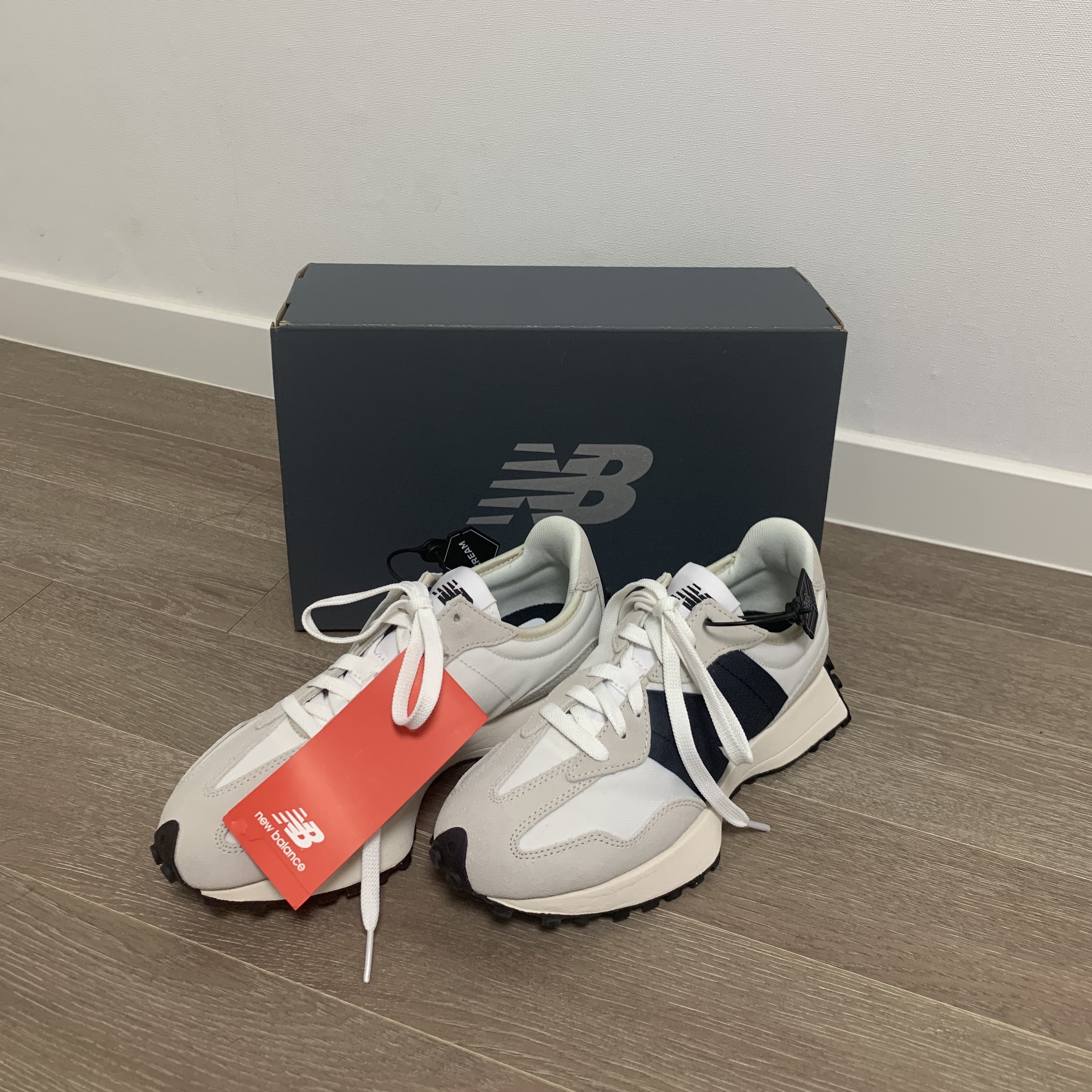 New Balance 327 White Black 착용 스타일