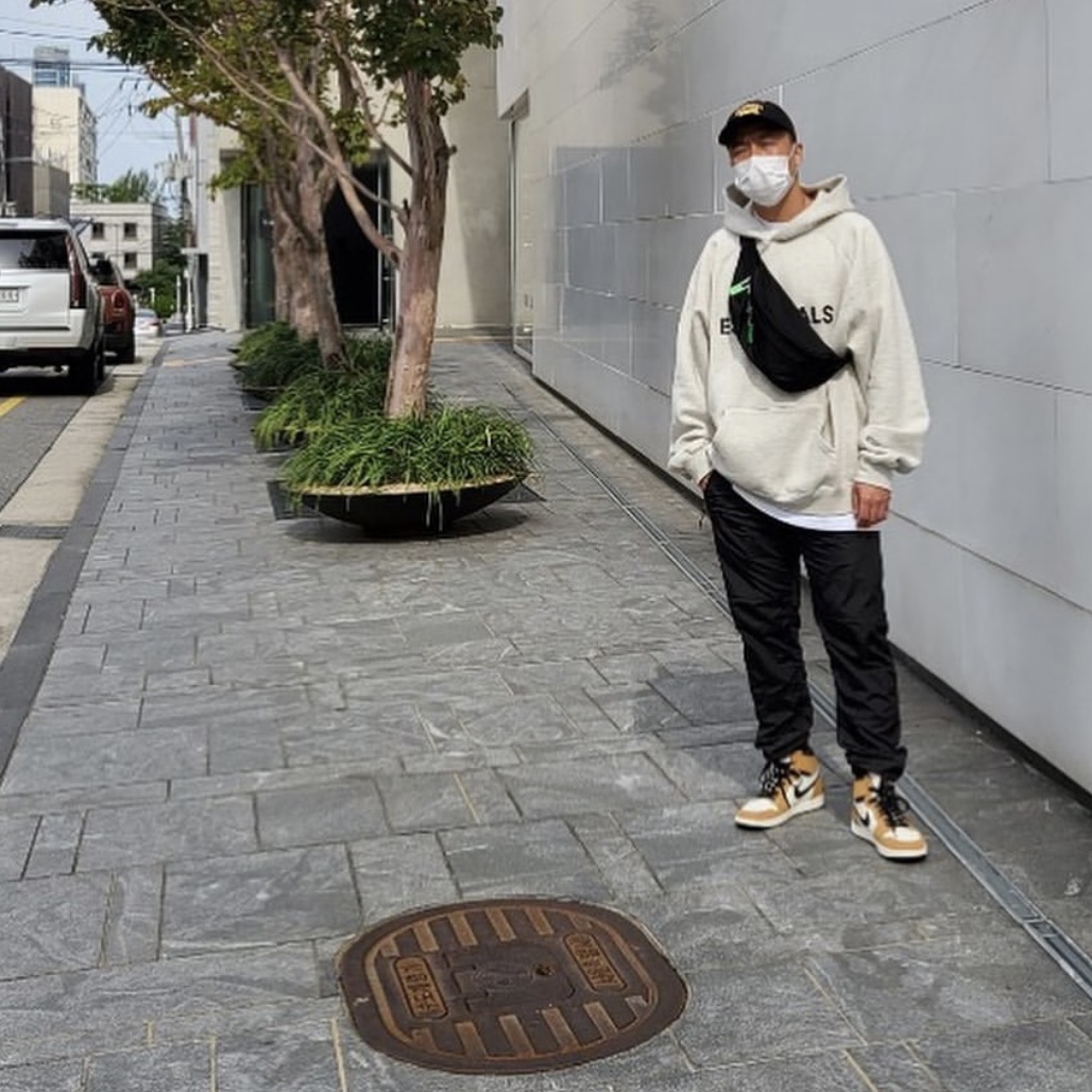Jordan 1 Retro High Rookie of the Year, Supreme x Stone Island Camo Cargo Pants Black - 19SS 착용 스타일