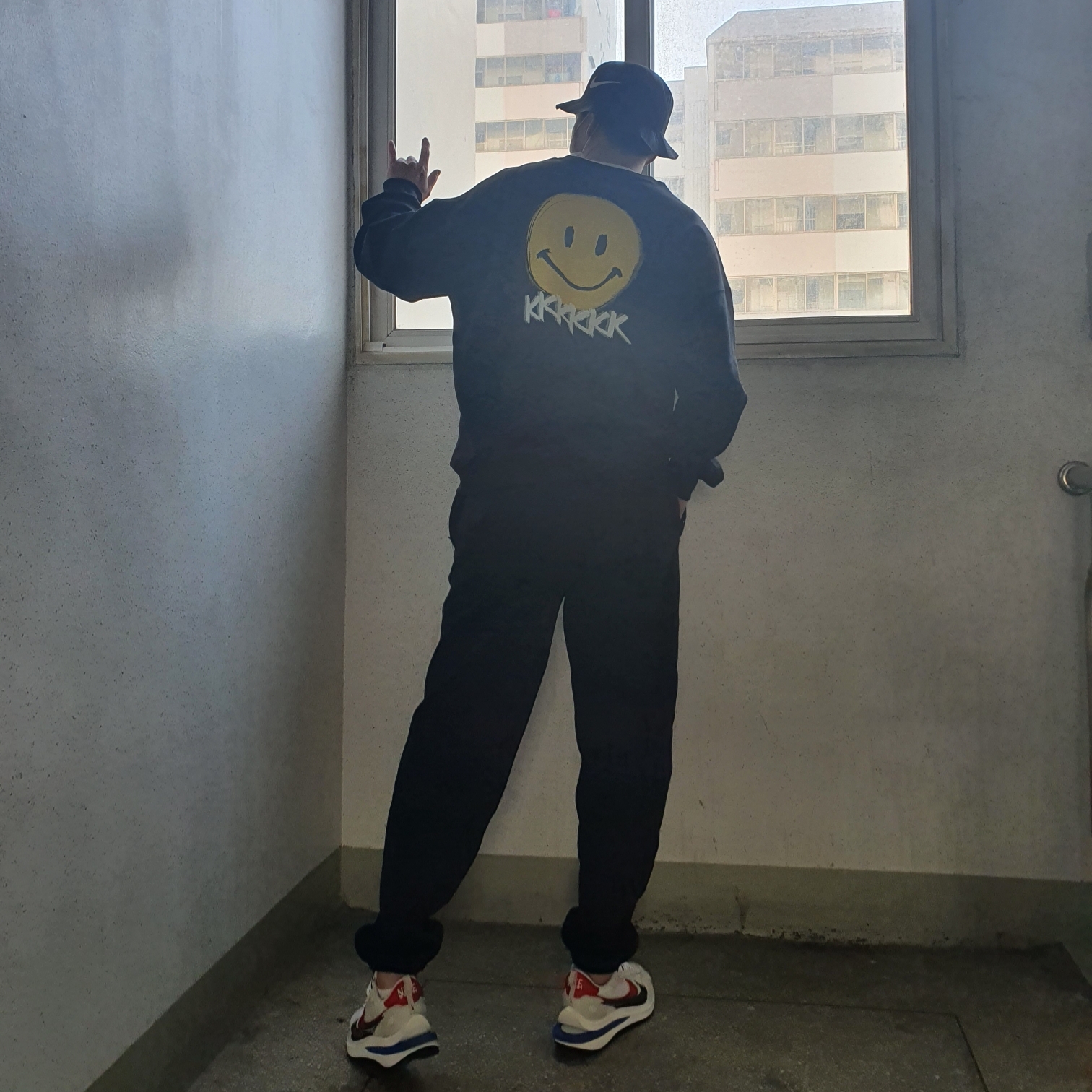 Nike x Sacai VaporWaffle Royal Fuchsia, Nike x Stussy Bucket Hat Black 착용 스타일