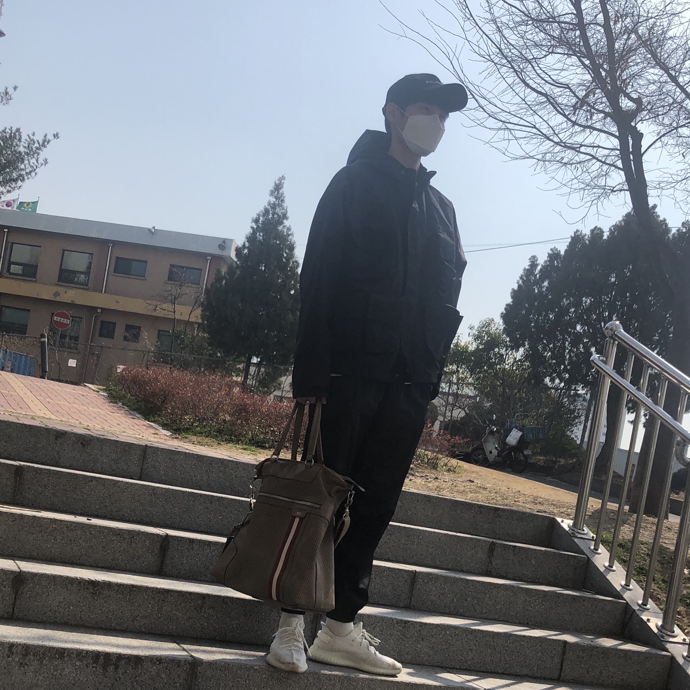Adidas Yeezy Boost 350 V2 Cream/Triple White 착용 스타일