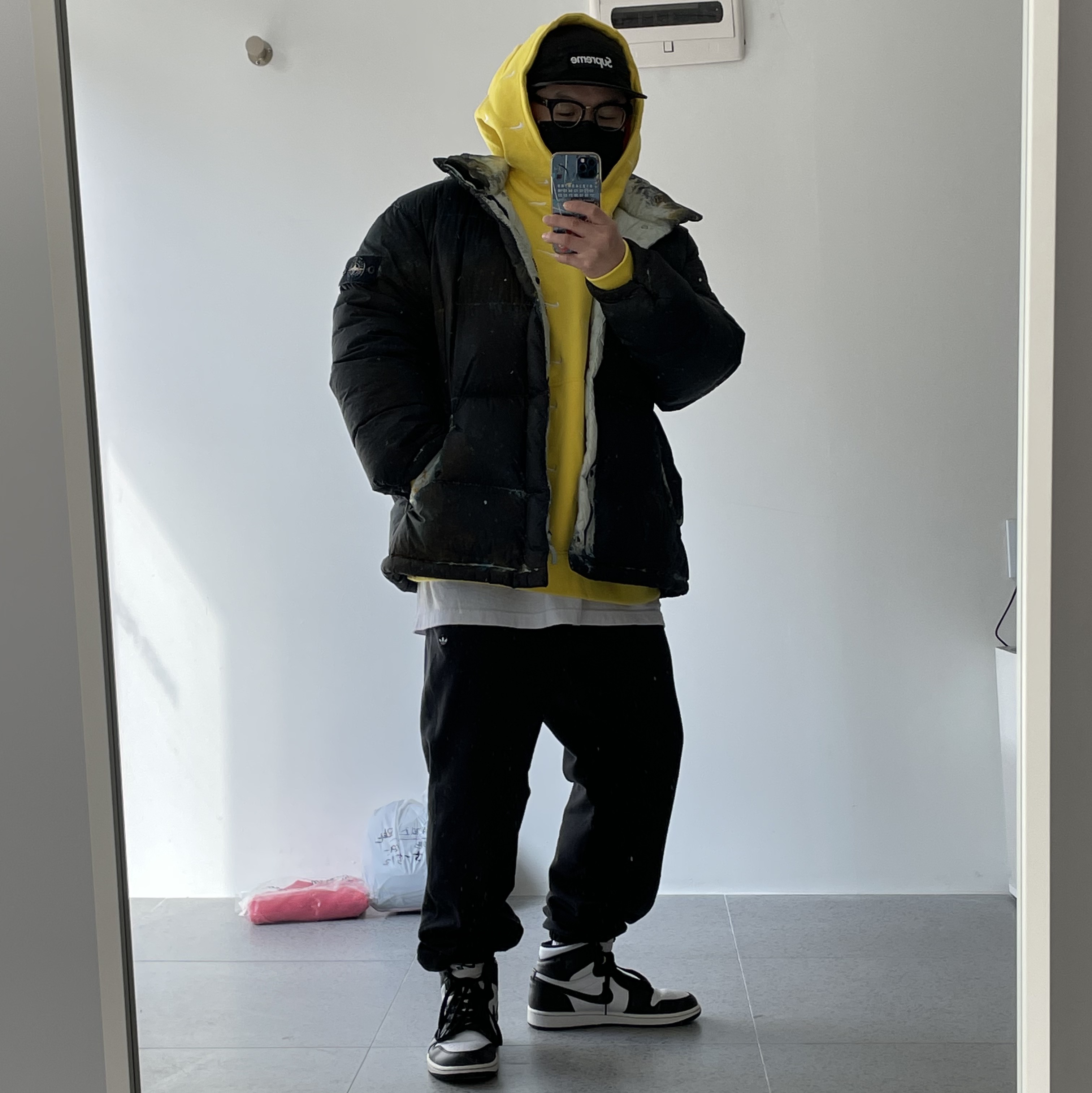 Jordan 1 Retro High OG Black White 2014, Supreme x Stone Island Painted Camo Crinkle Down Jacket Black - 20FW 착용 스타일