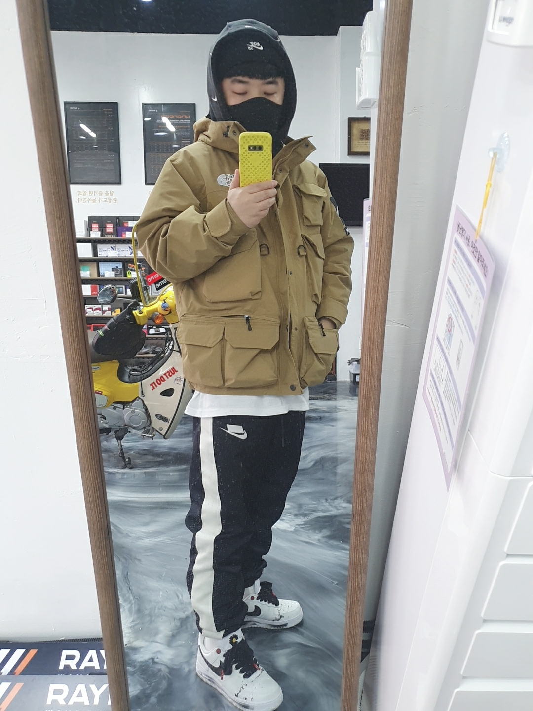 Supreme x The North Face Cargo Jacket Gold - 20SS, Nike x Peaceminusone Air Force 1 Low Para-Noise 2.0 착용 스타일
