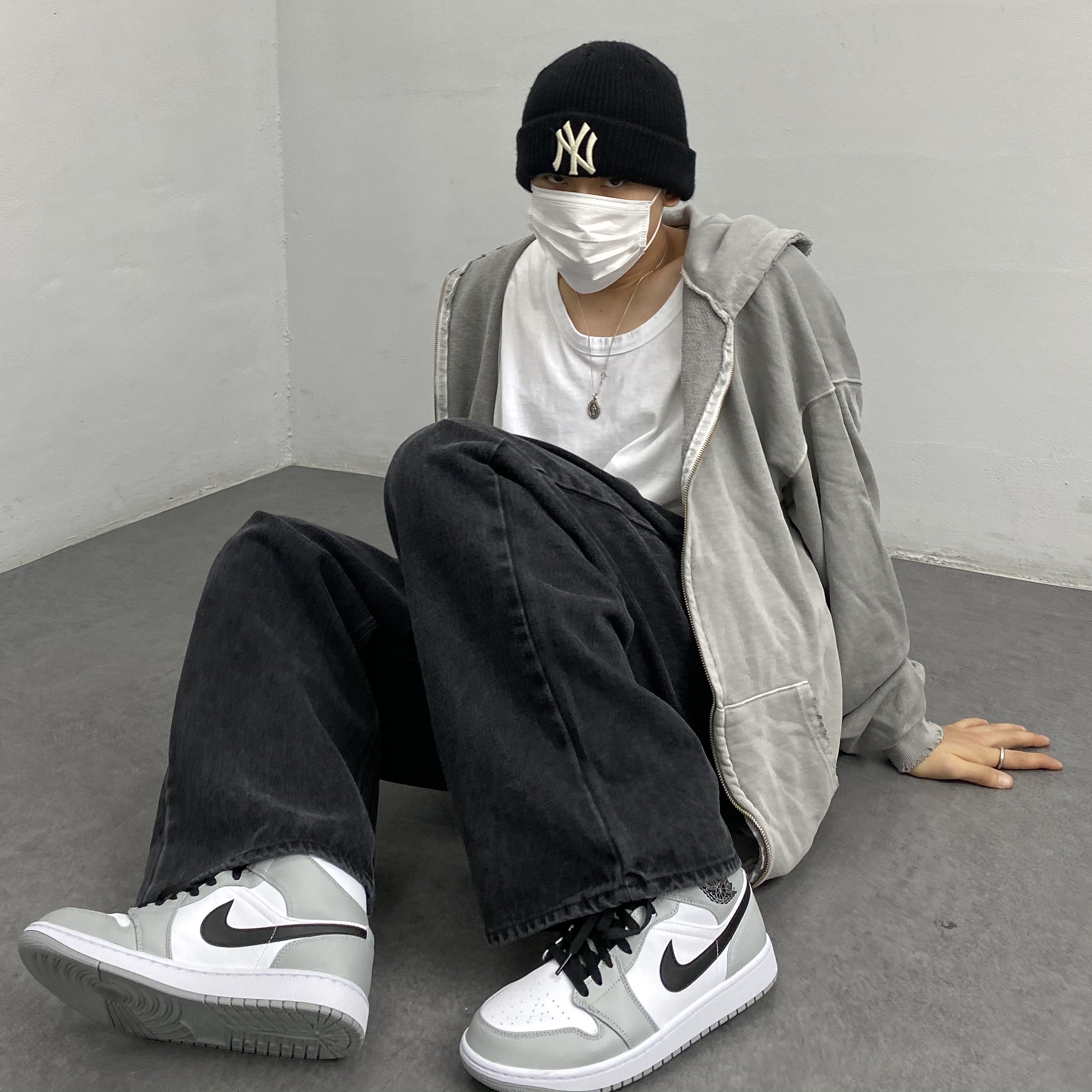 Jordan 1 Mid Light Smoke Grey 착용 스타일 - 4