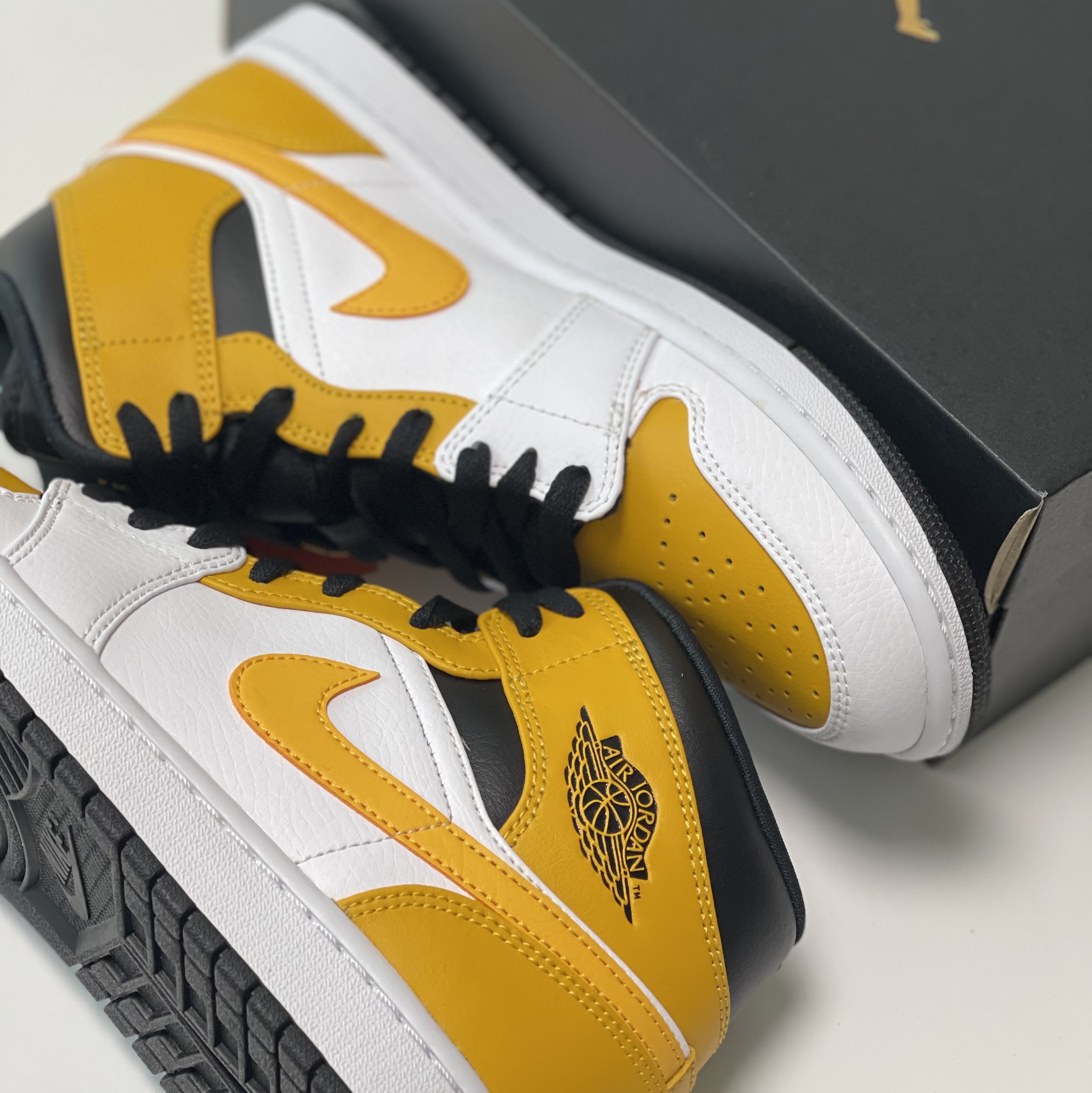 Jordan 1 Mid White University Gold 착용 스타일 - 4