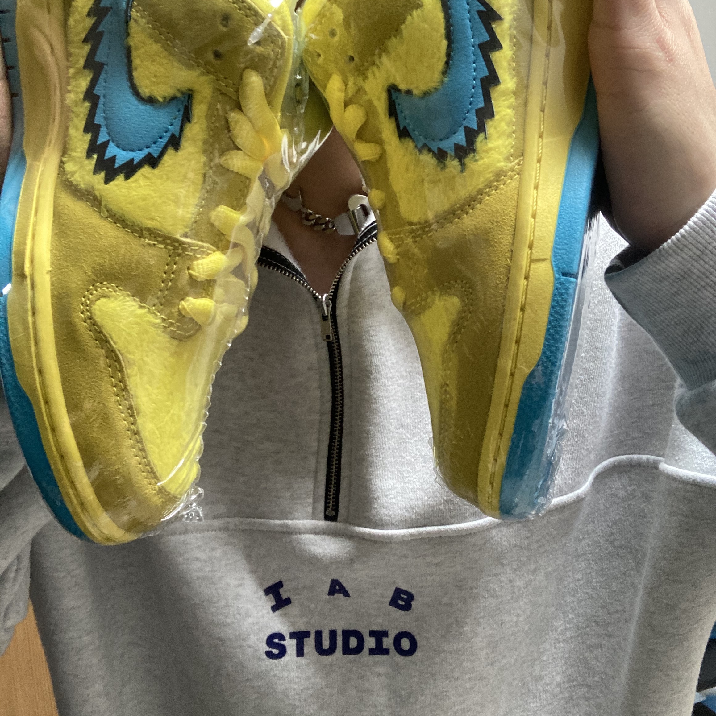 Nike x Grateful Dead SB Dunk Low Yellow Bear, IAB Studio Half Zip Pullover Light Gray 착용 스타일
