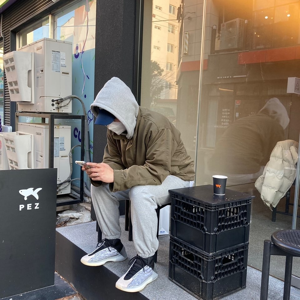 Adidas Yeezy QNTM Lifestyle 착용 스타일