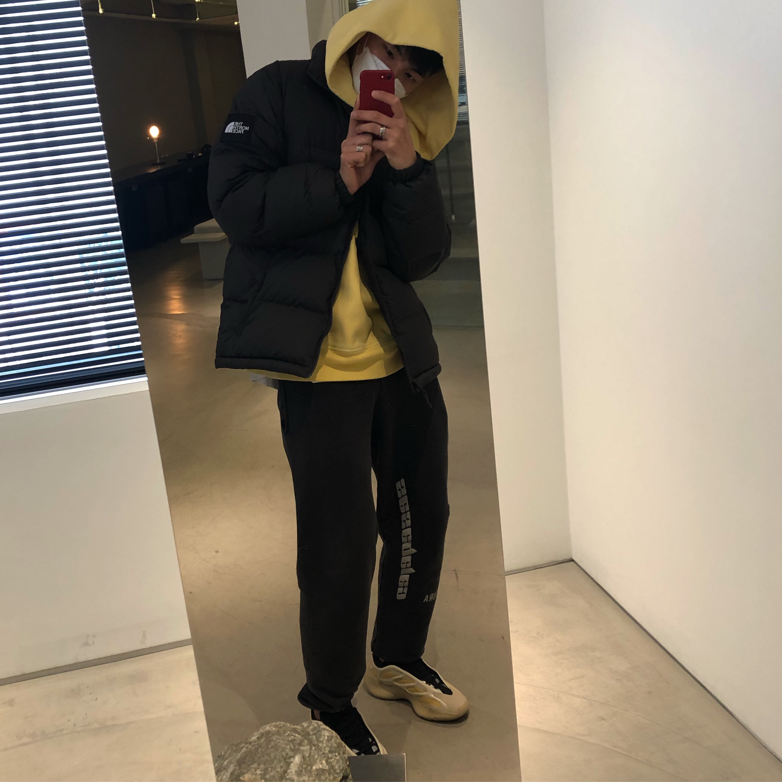 Adidas Yeezy 700 V3 Safflower 착용 스타일