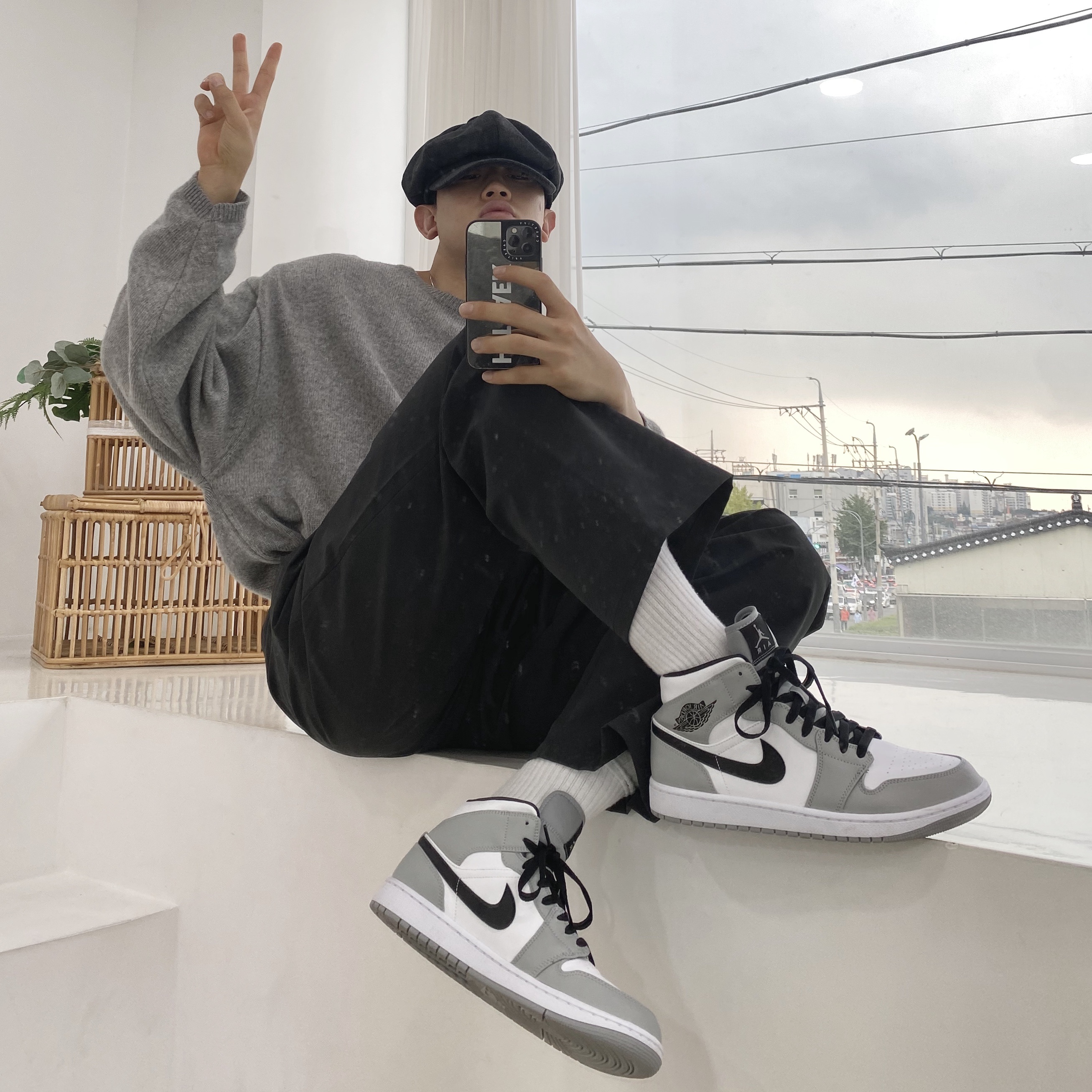 Jordan 1 Mid Light Smoke Grey 착용 스타일 - 3