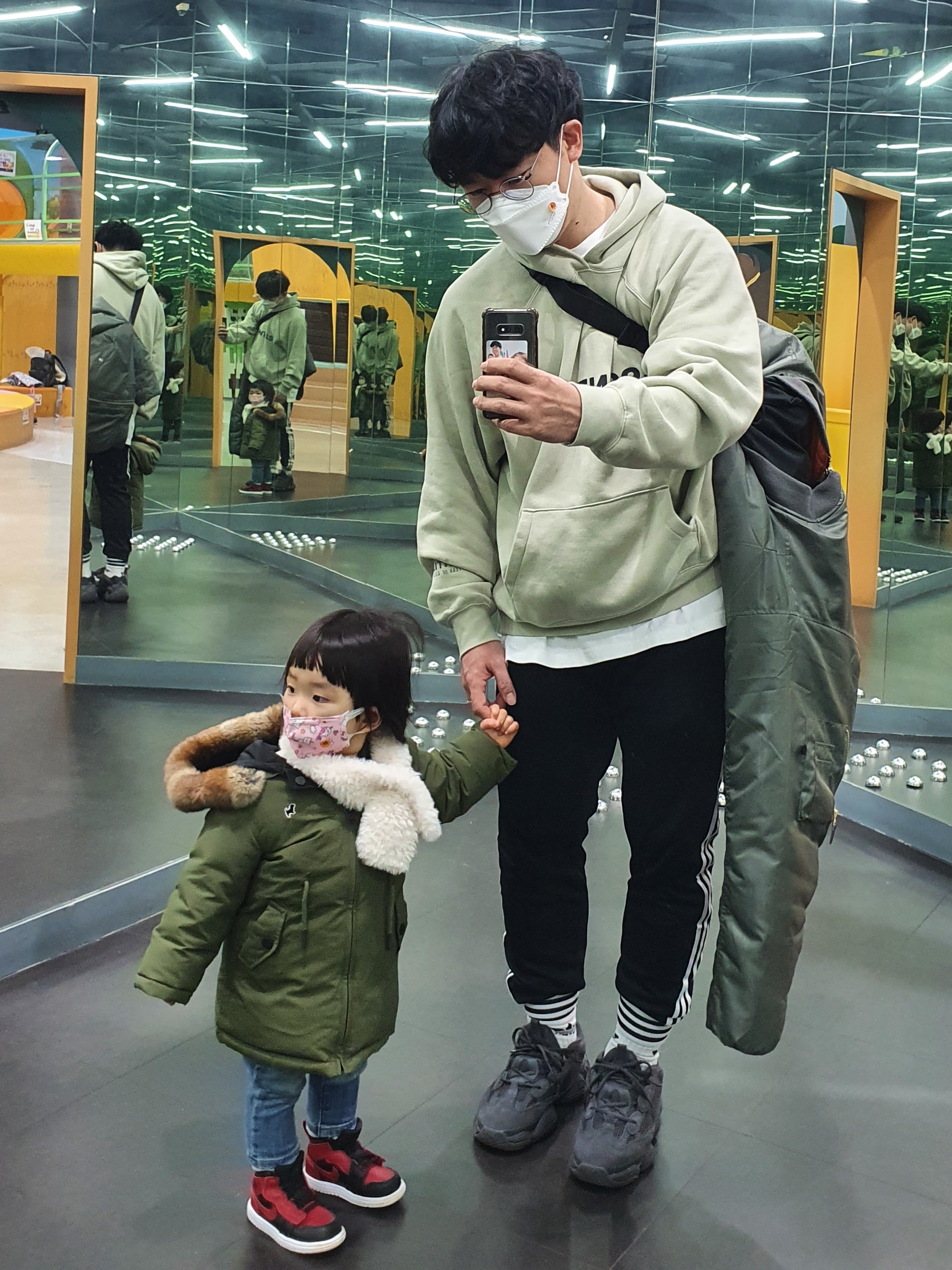 Adidas Yeezy 500 Utility Black 2018/2020, Essentials 3D Silicon Applique Pullover Hoodie Alfafa Sage - 20FW 착용 스타일