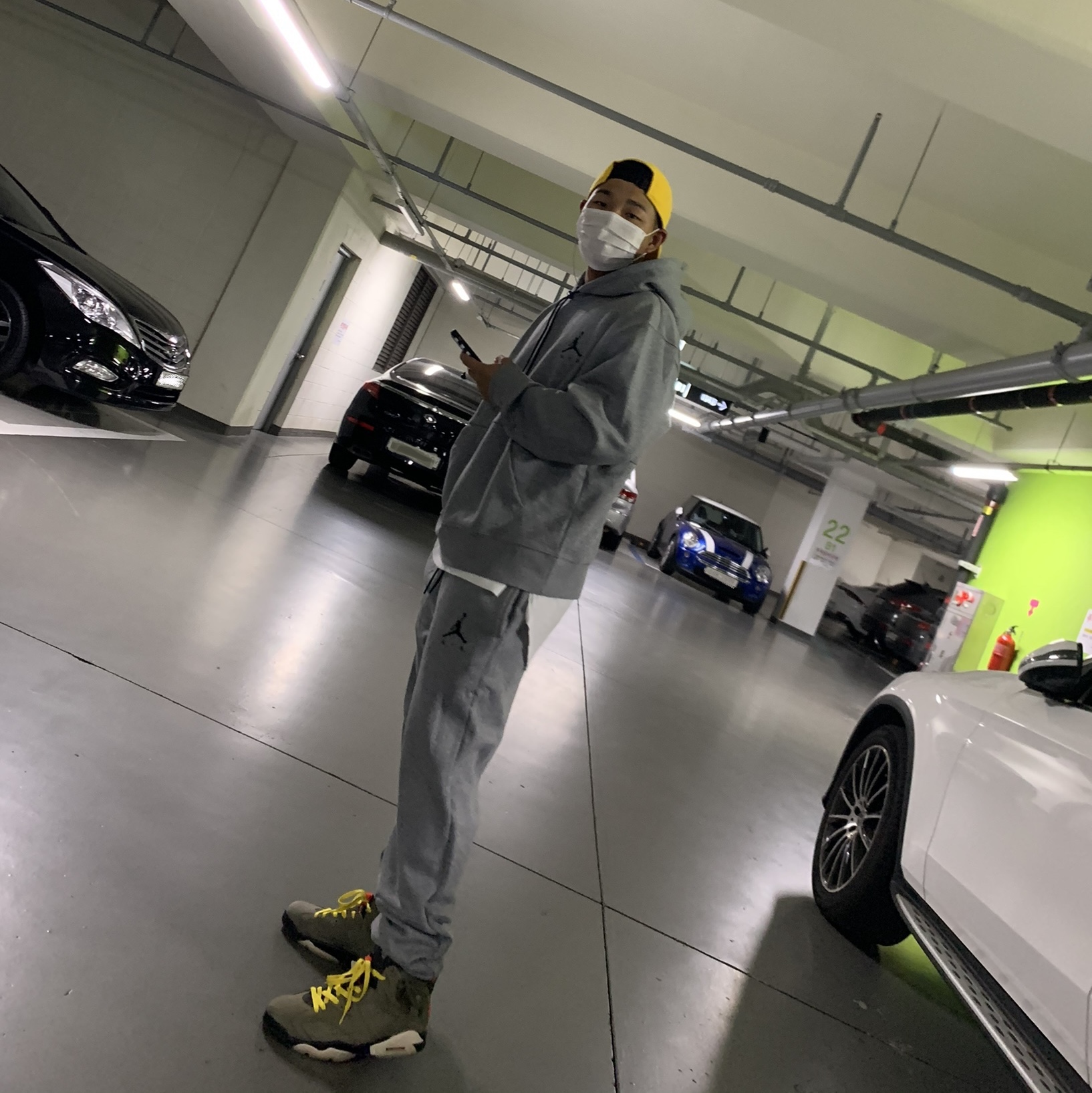Jordan 6 x Travis Scott Retro Olive 착용 스타일