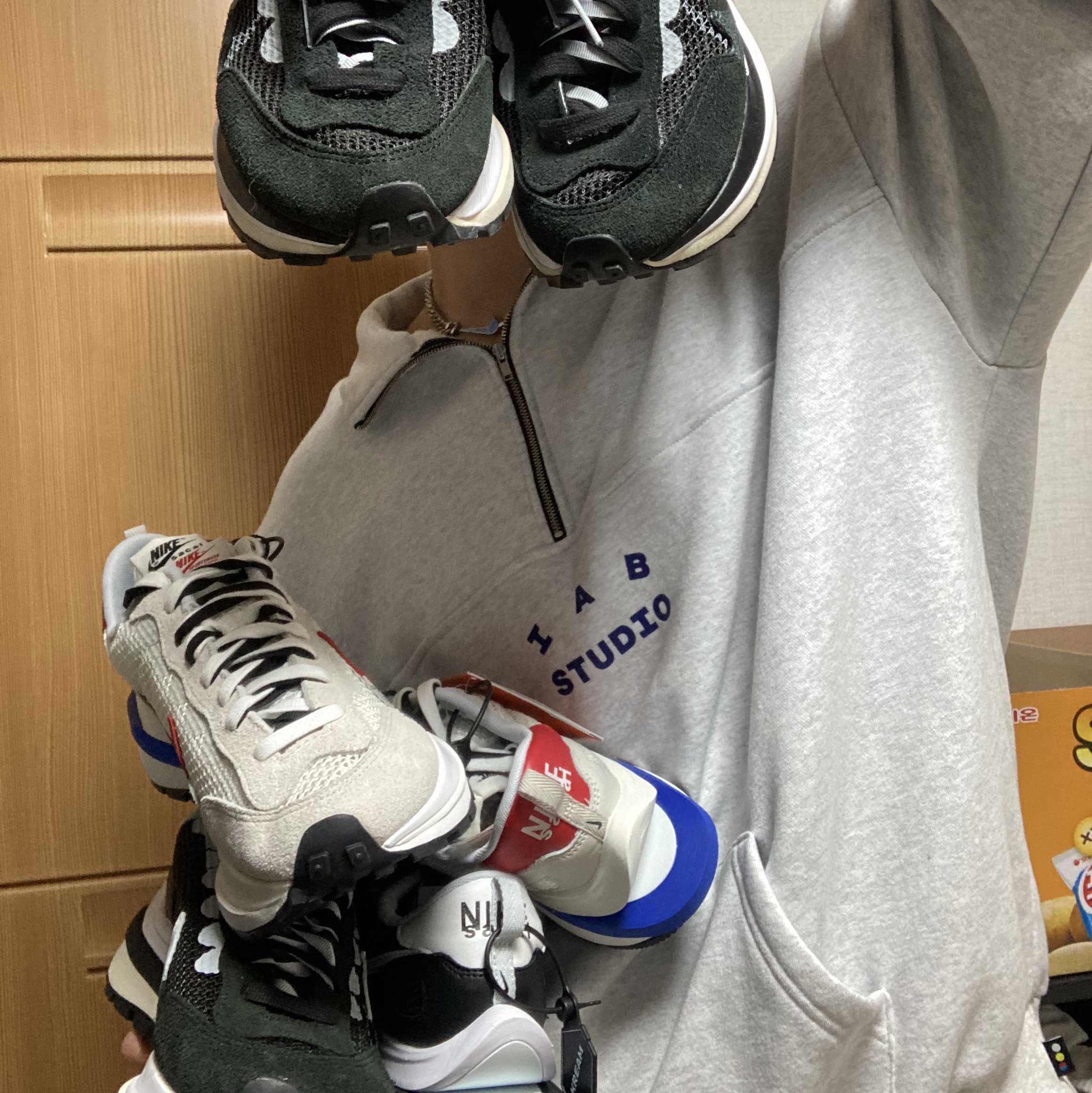Nike x Sacai VaporWaffle Royal Fuchsia, Nike x Sacai VaporWaffle Black White 착용 스타일