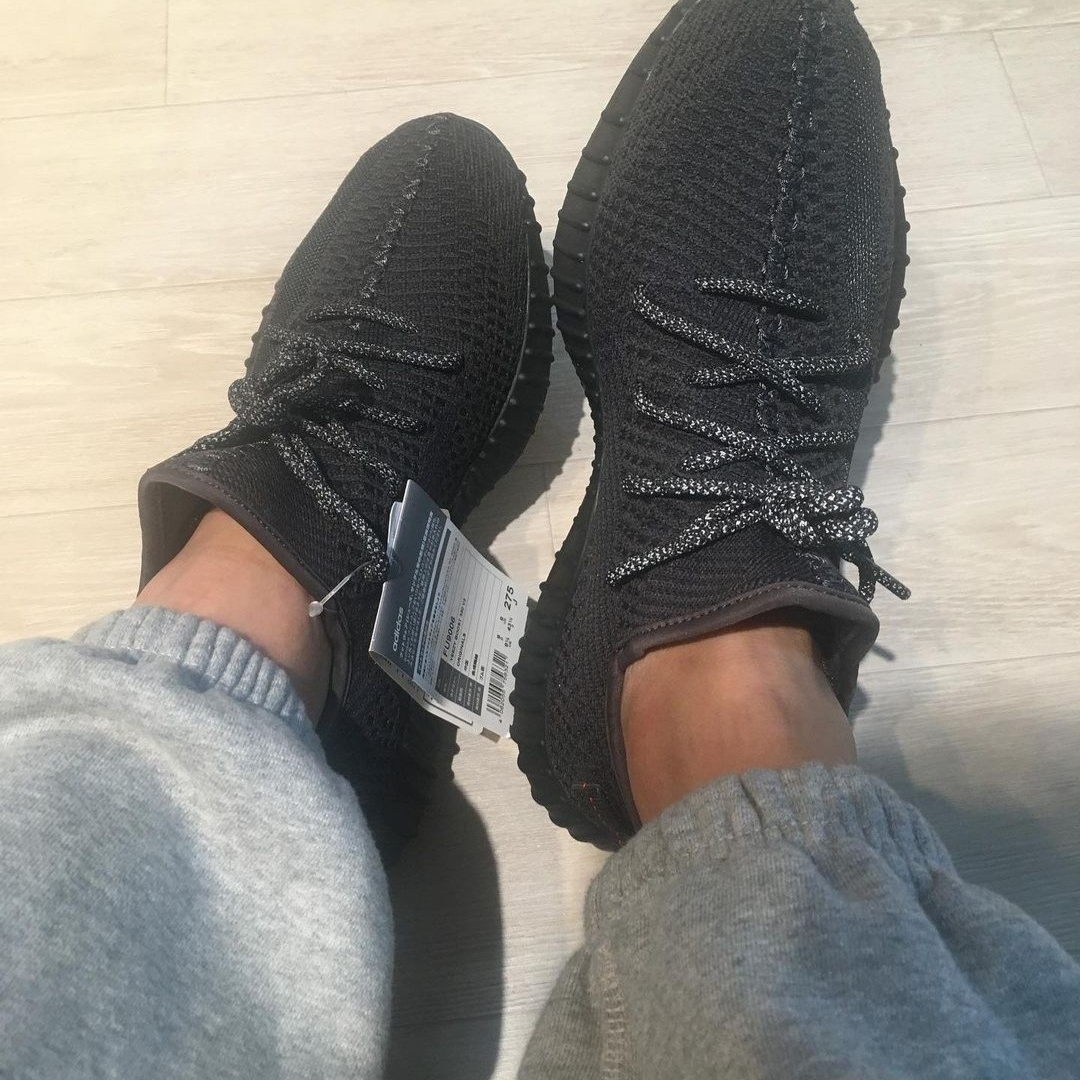 Adidas Yeezy Boost 350 V2 Black - Non-Reflective 착용 스타일