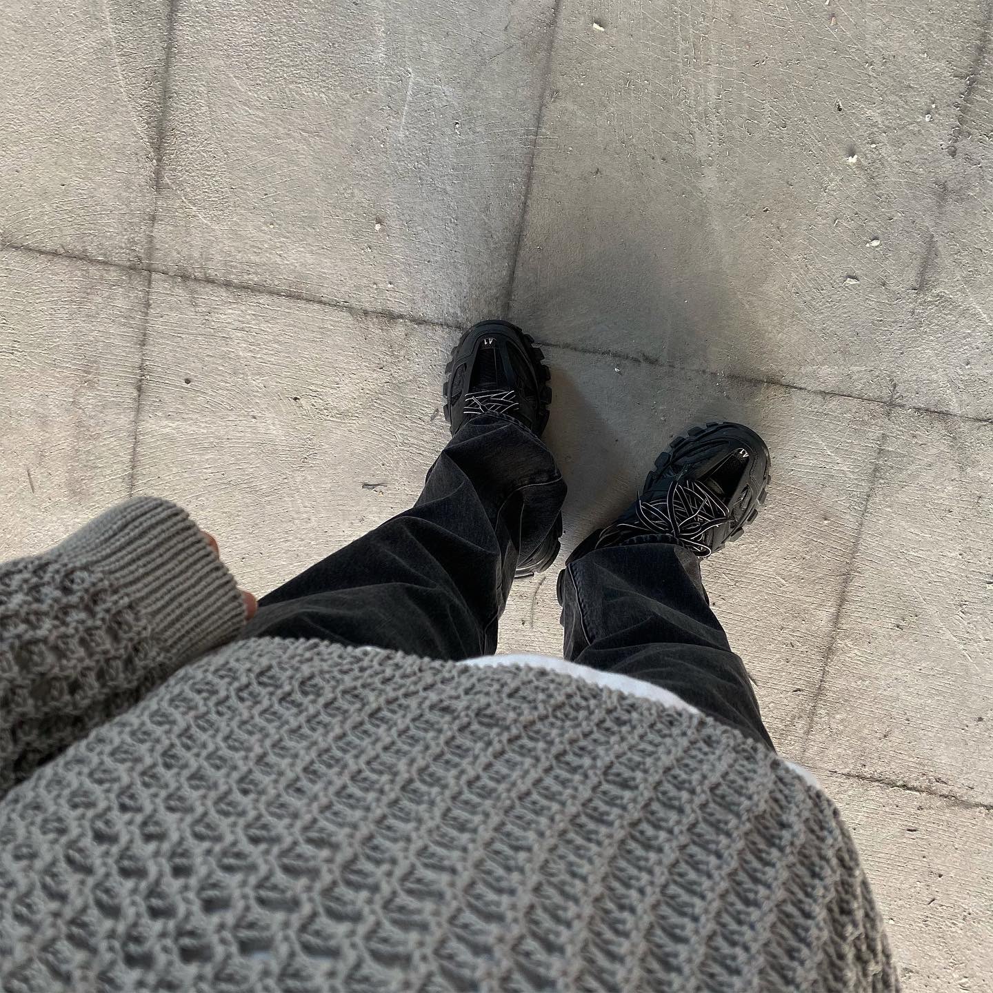 Balenciaga Track Sneakers Triple Black 착용 스타일