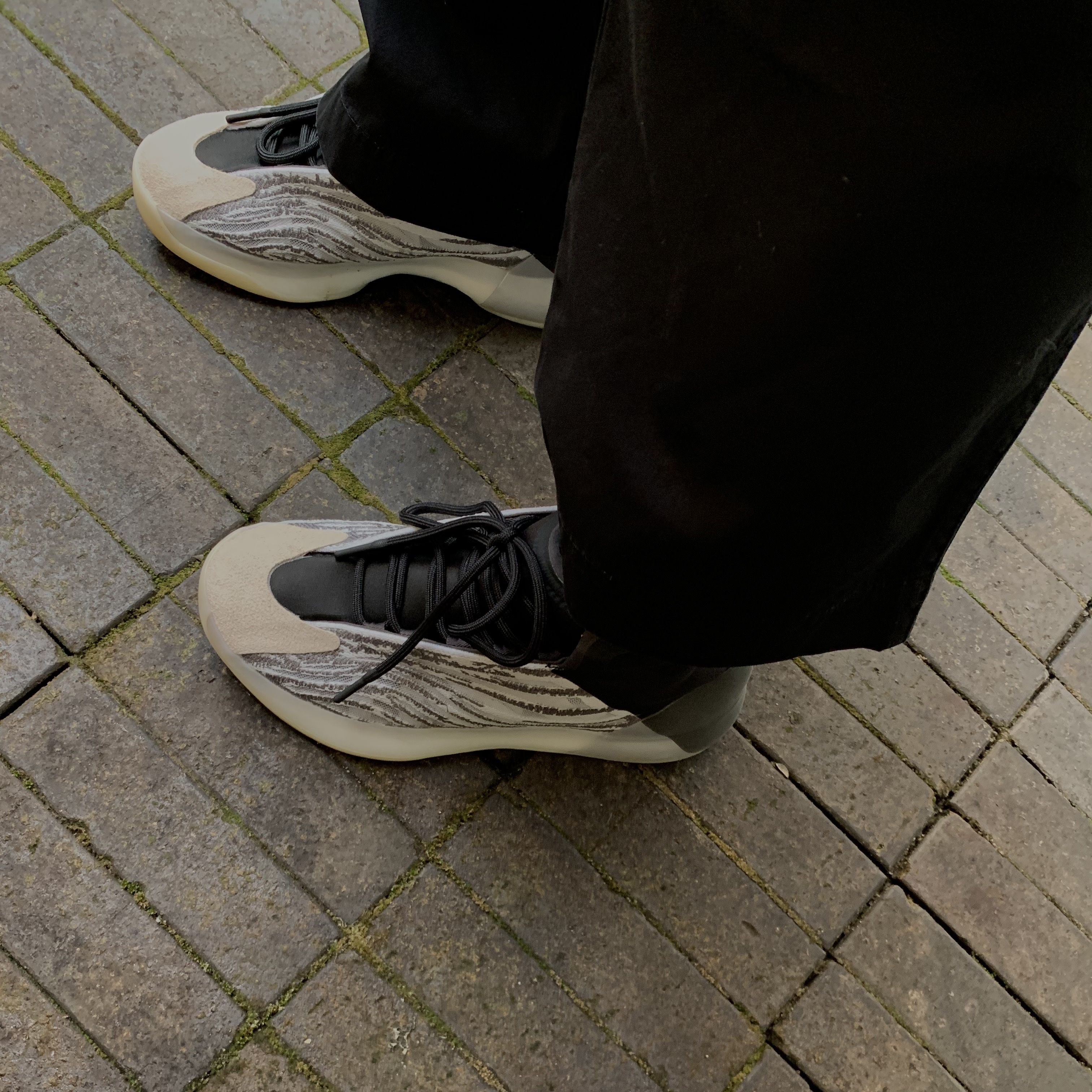 Adidas Yeezy QNTM Lifestyle 착용 스타일