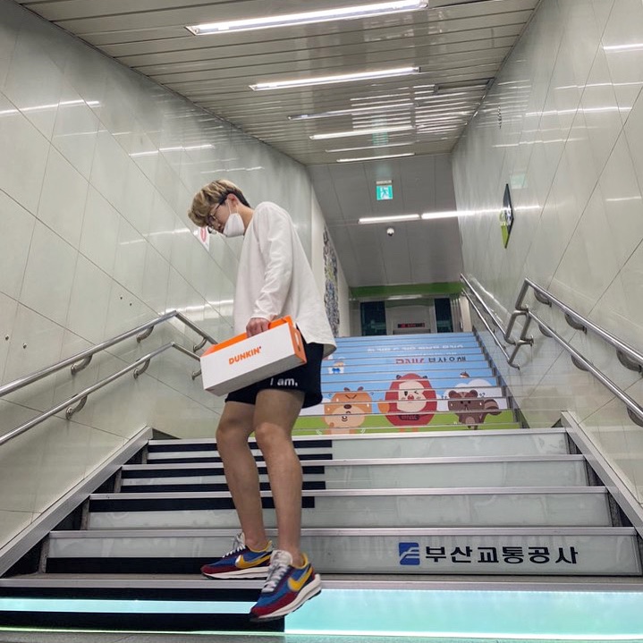 Nike x Sacai LDWaffle Blue Multi 착용 스타일