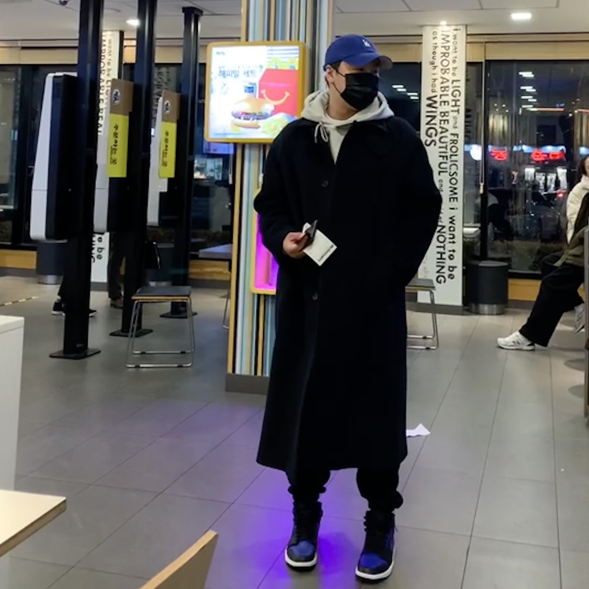 Jordan 1 Mid Black Hyper Royal 착용 스타일