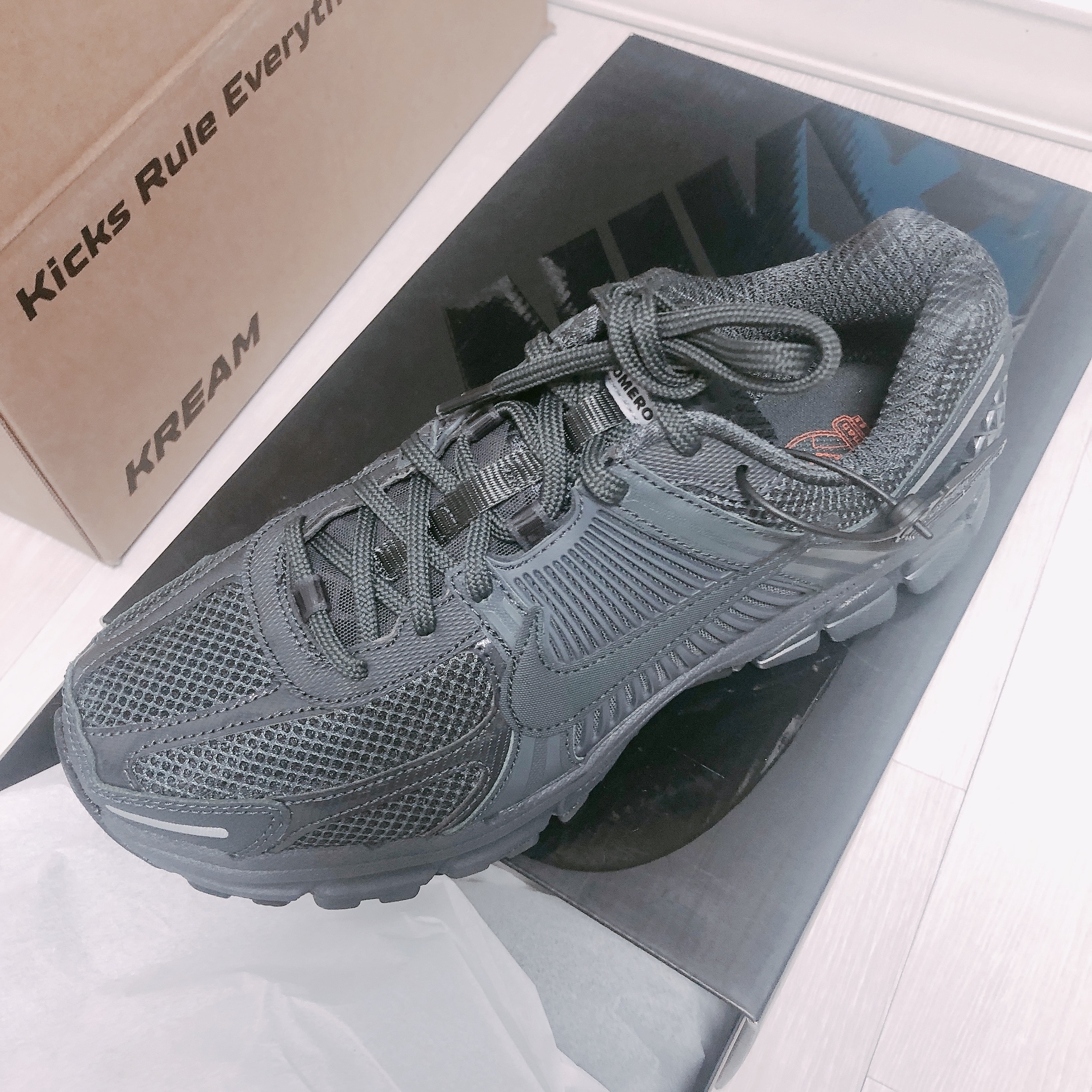 Nike Zoom Vomero 5 SP Anthracite 2019, Nike Air Presto Red Orbit South Korea 착용 스타일 - 2