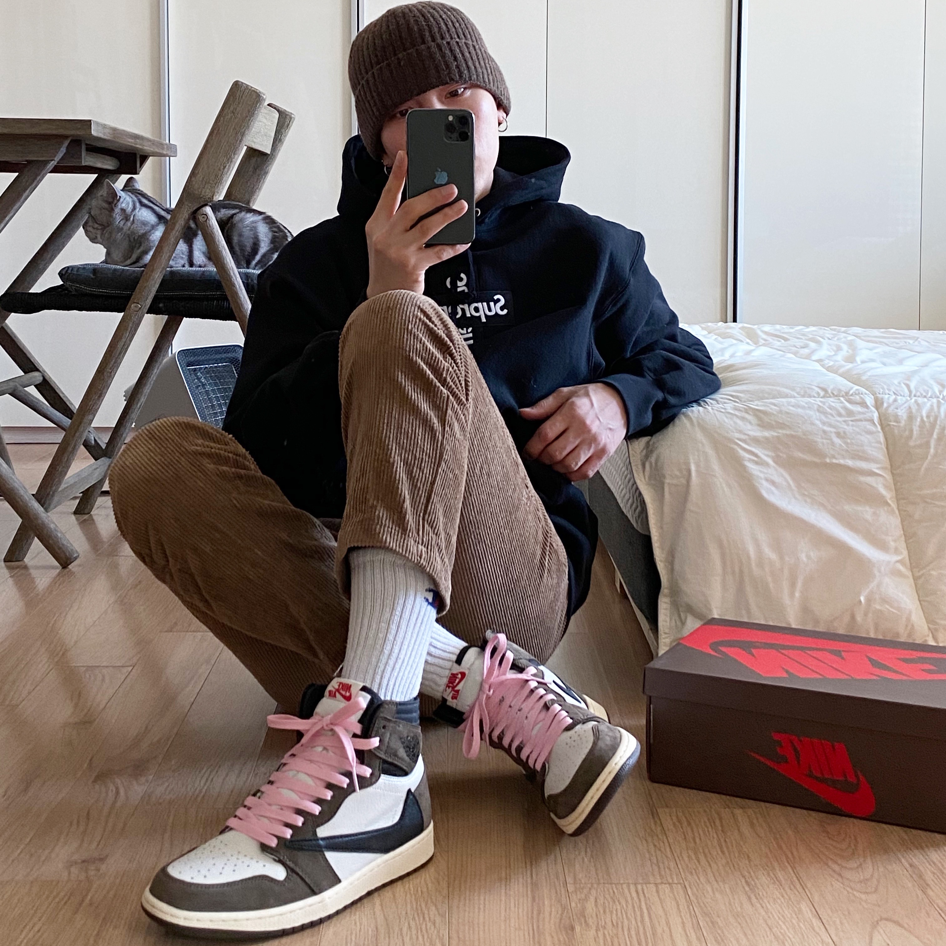 Jordan 1 x Travis Scott Retro High OG SP Mocha, Supreme Cross Box Logo Hooded Sweatshirt Black - 20FW 착용 스타일 - 1