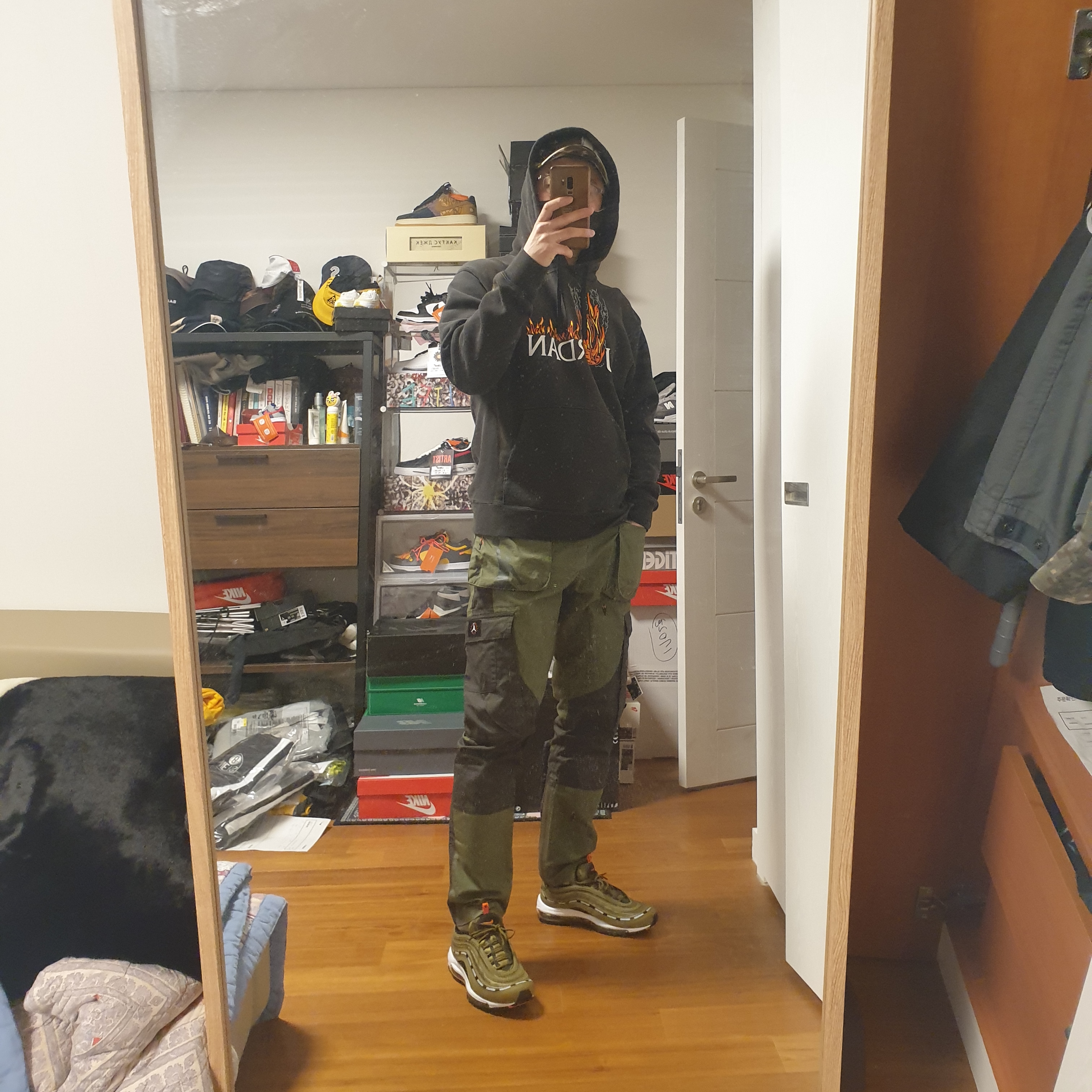 Jordan x Travis Scott Cargo Pants Olive, Jordan x Travis Scott MJ Fleece Hoodie - Asia 착용 스타일 - 1