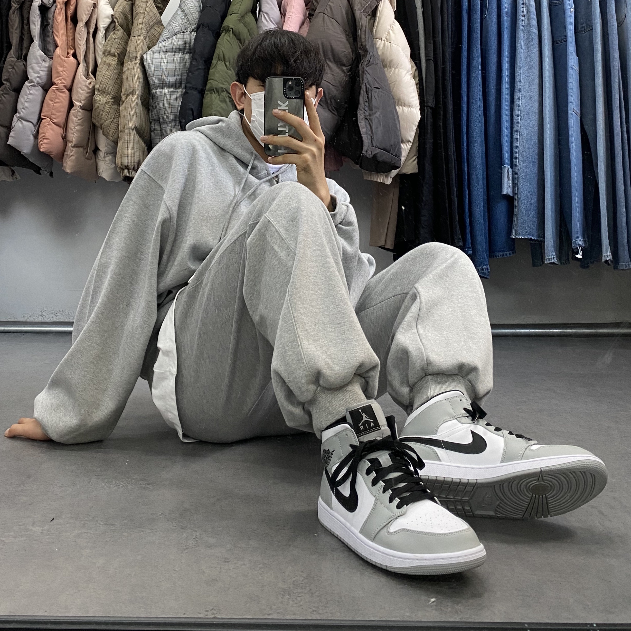 Jordan 1 Mid Light Smoke Grey 착용 스타일 - 2