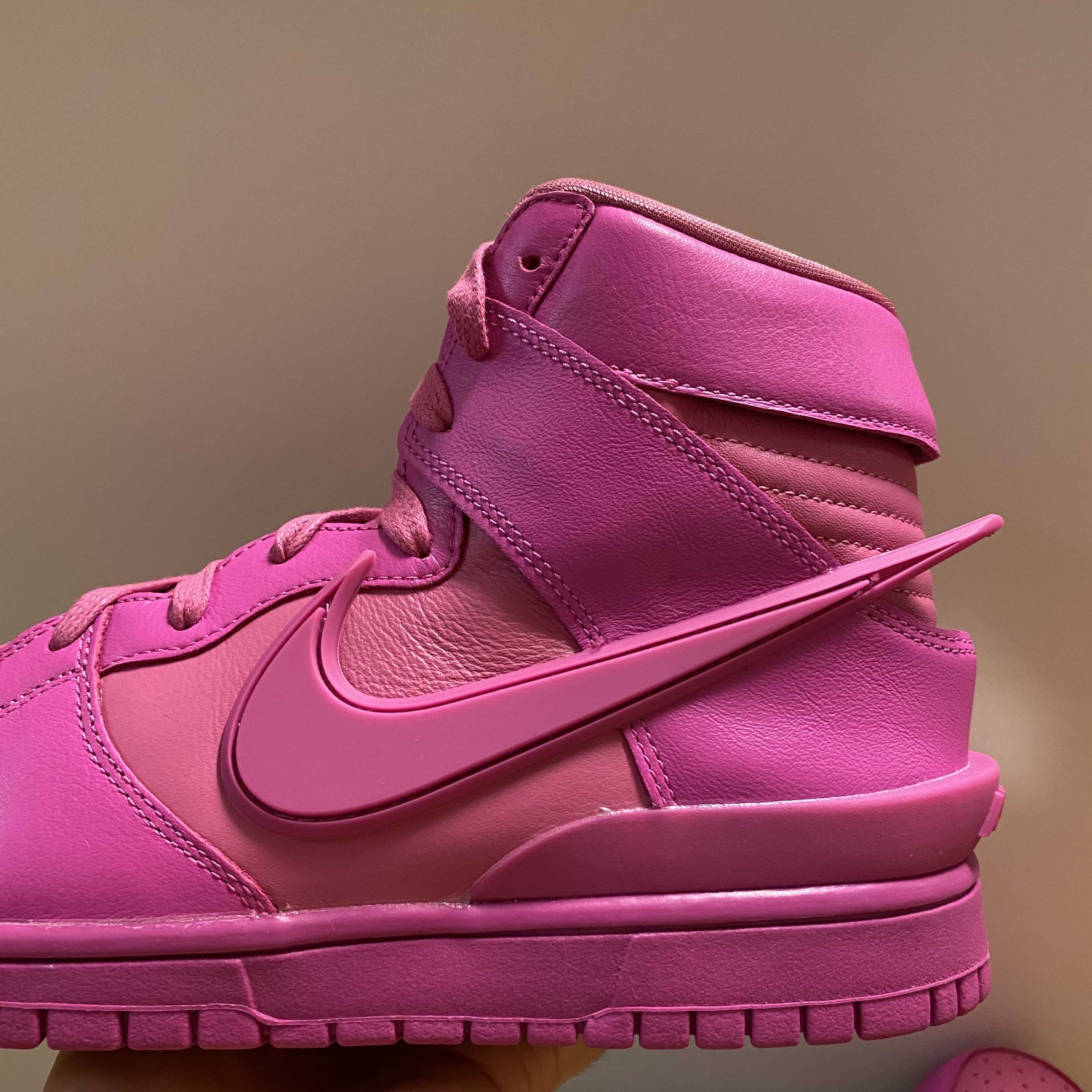 Nike x Ambush Dunk High Cosmic Fuchsia 착용 스타일 - 2