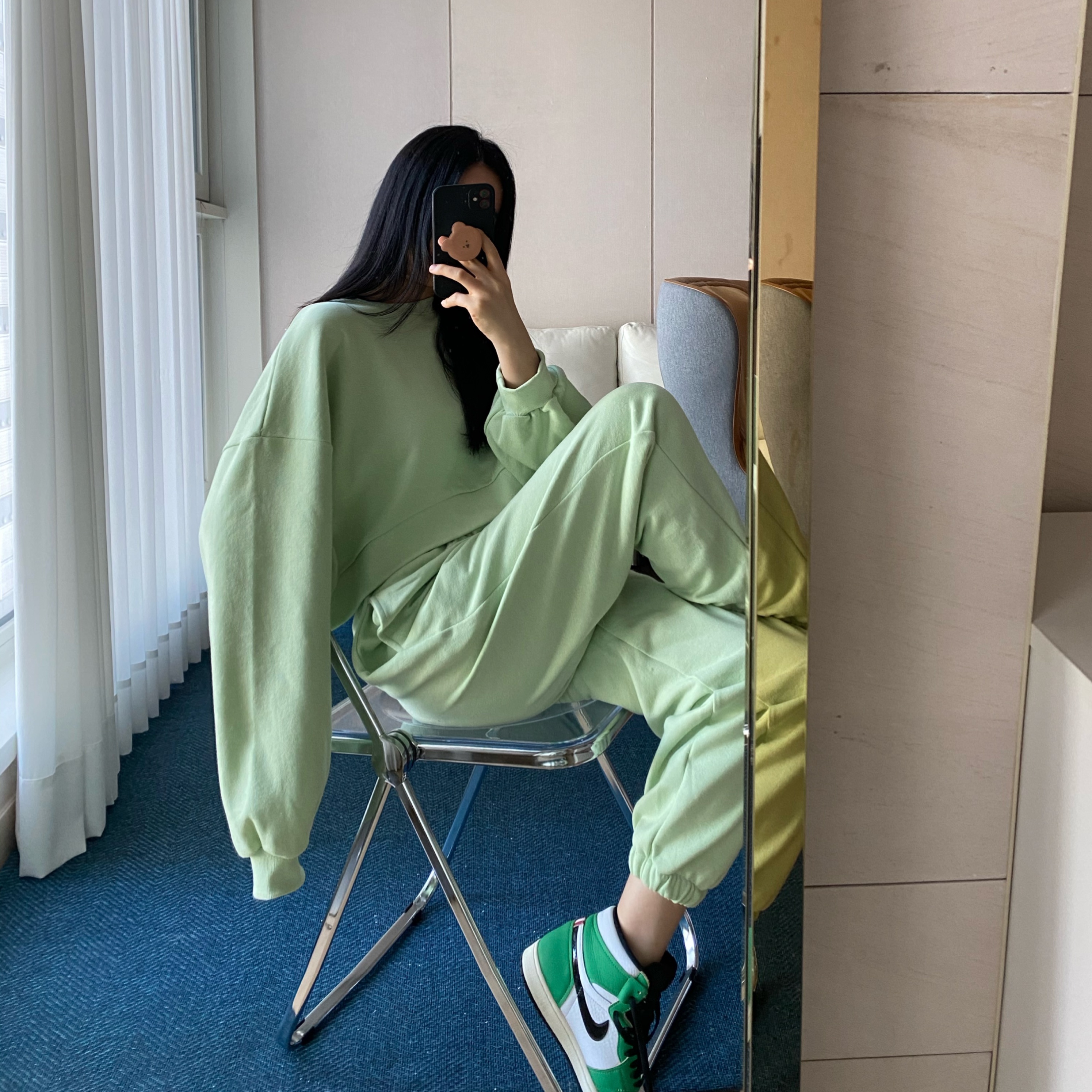 (W) Jordan 1 Retro High OG Lucky Green 착용 스타일 - 1