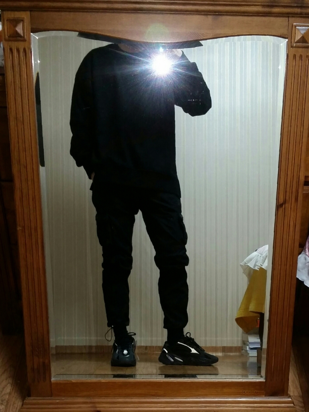 Adidas Yeezy Boost 700 V2 Vanta 2019 착용 스타일