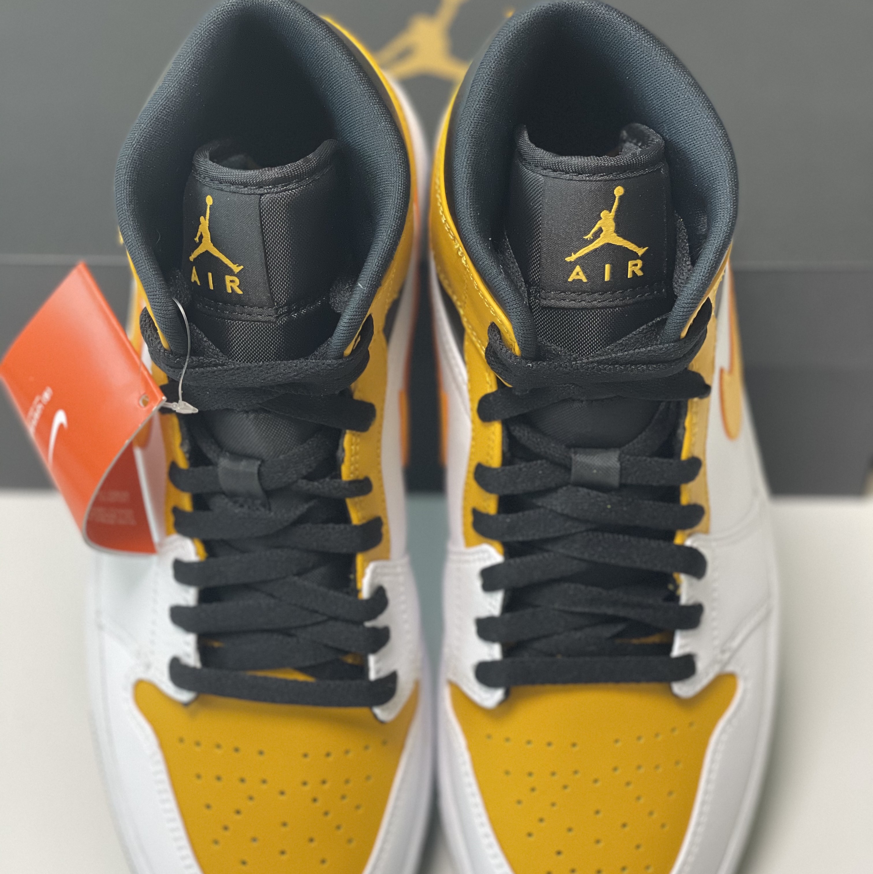 Jordan 1 Mid White University Gold 착용 스타일 - 1