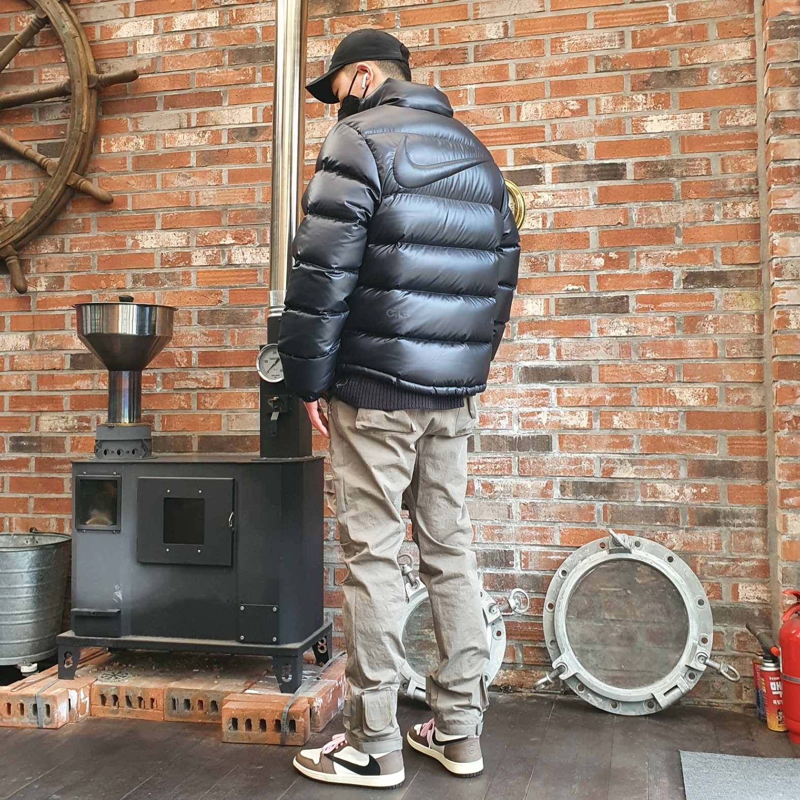 Nike x Drake Nocta Puffer Jacket Black - US/EU, Jordan 1 x Travis Scott Retro High OG SP Mocha 착용 스타일
