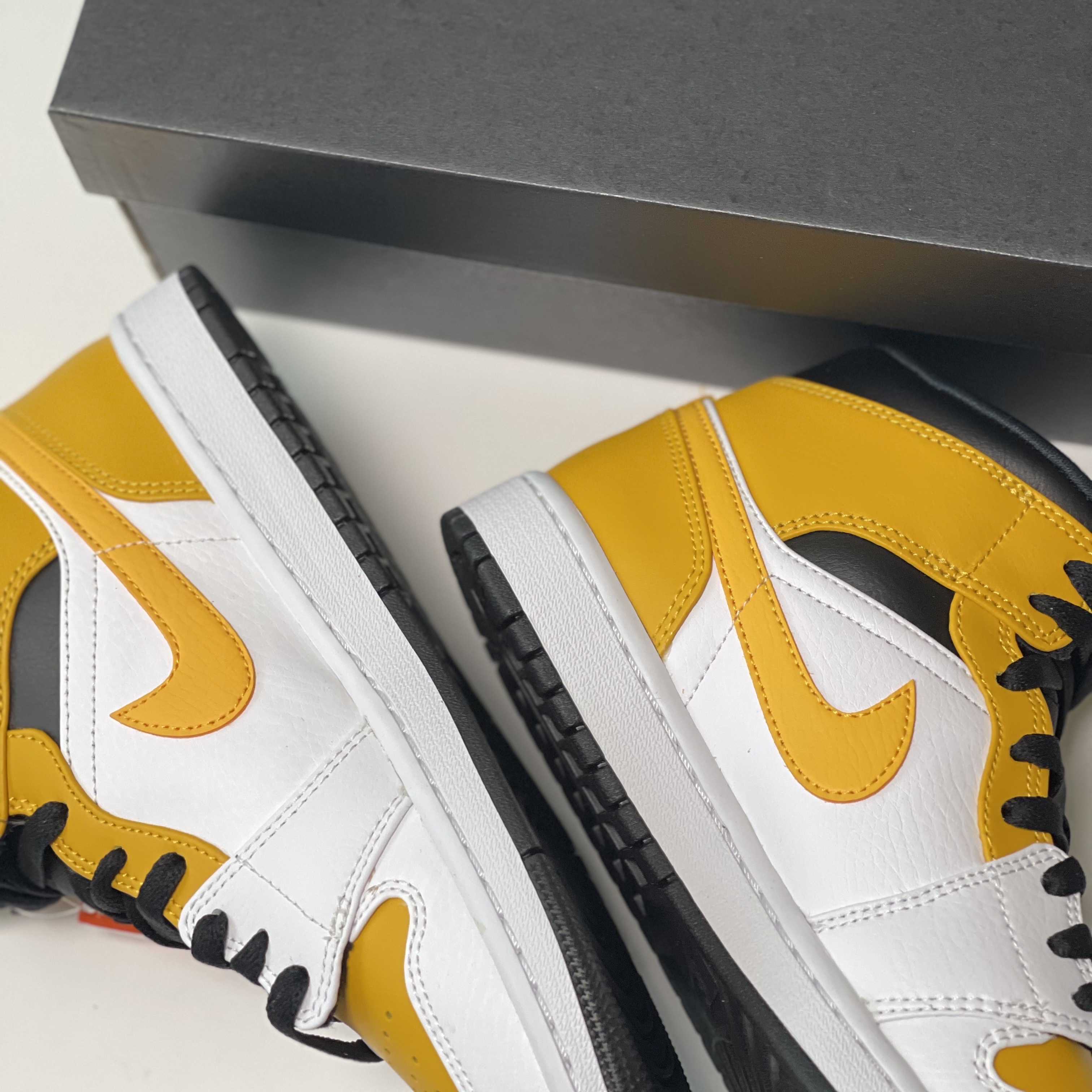 Jordan 1 Mid White University Gold 착용 스타일 - 5