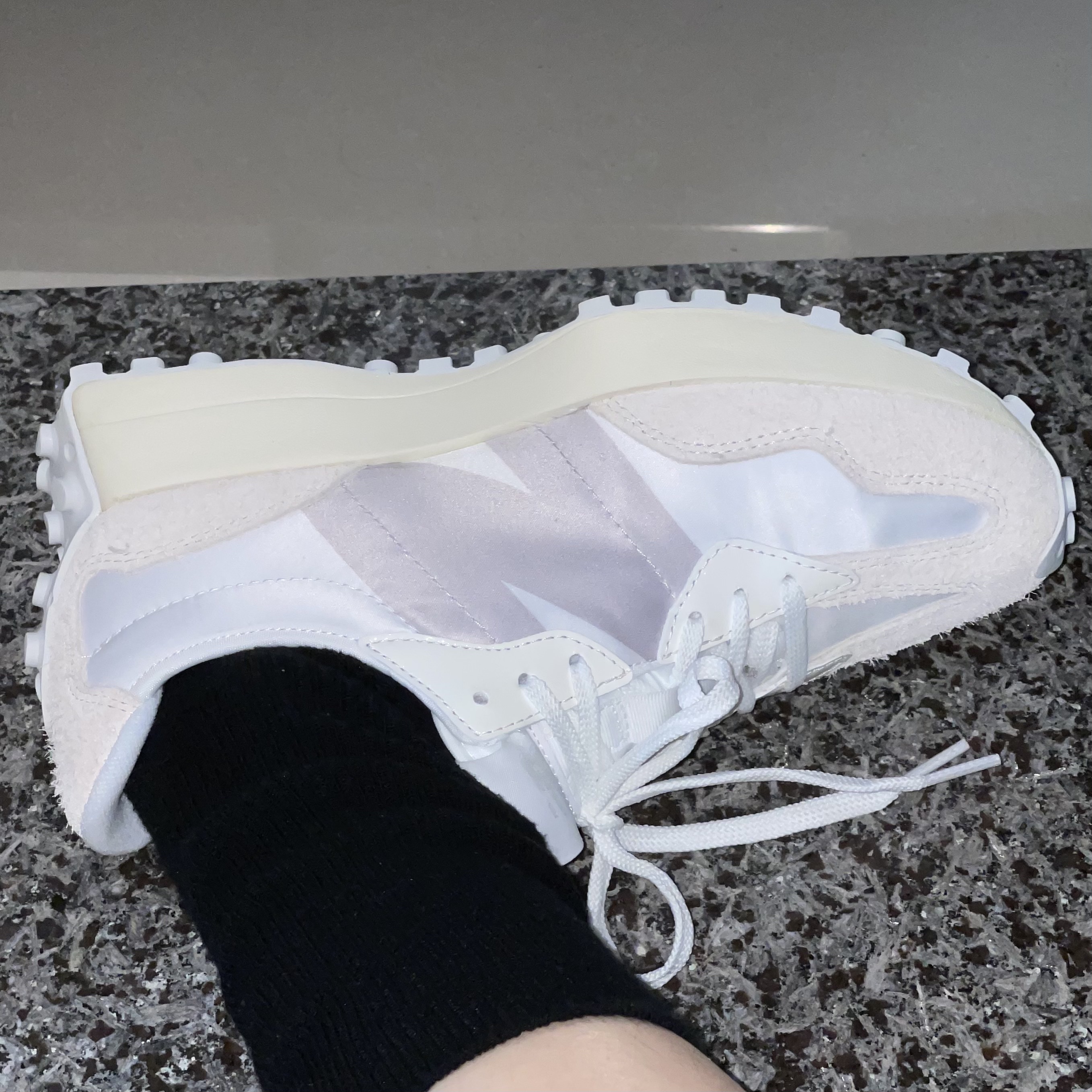 (W) New Balance 327 White Moonbeam 착용 스타일 - 2