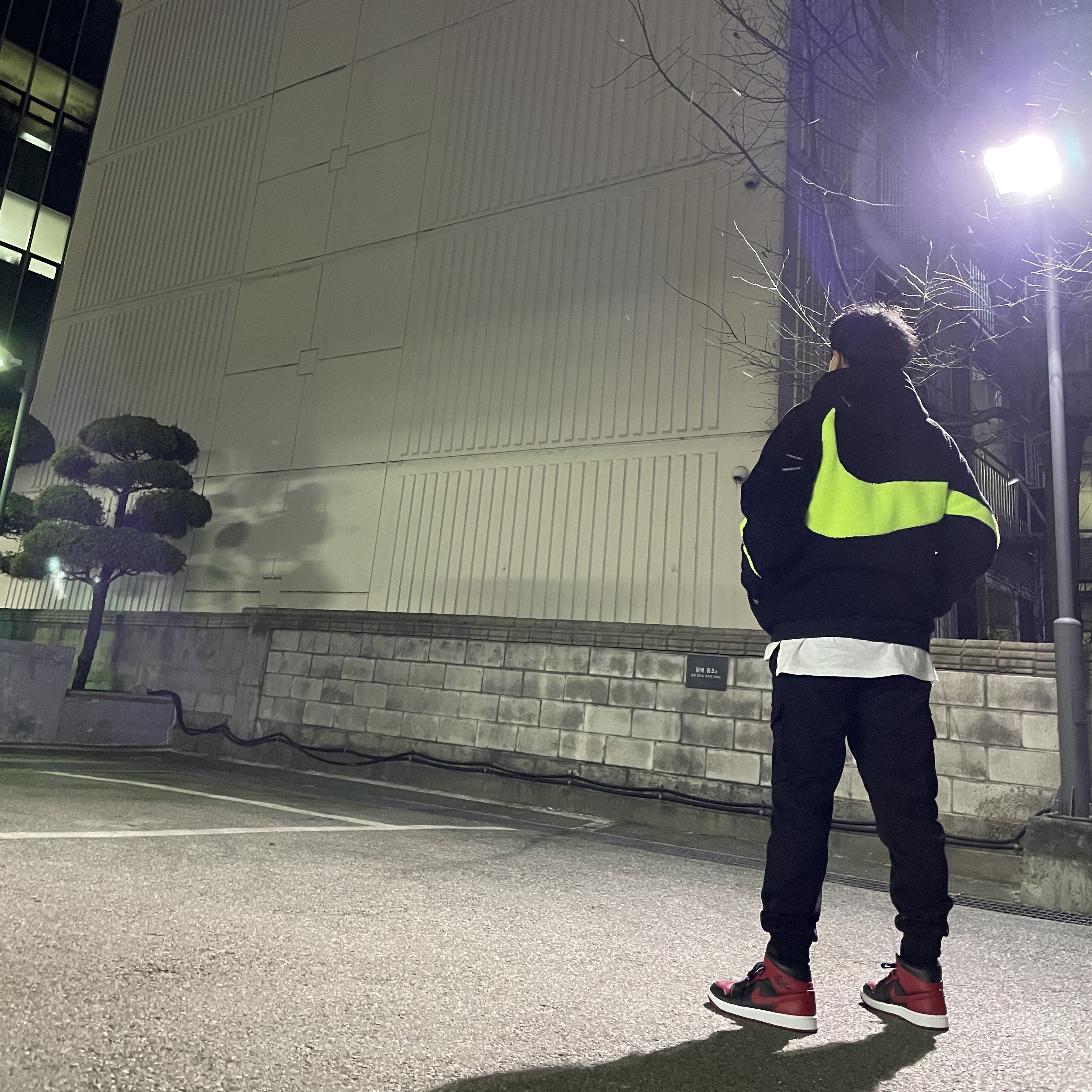 Jordan 1 Mid Bred Banned 2020, Nike Big Swoosh Full Zip Jacket Black Volt 착용 스타일