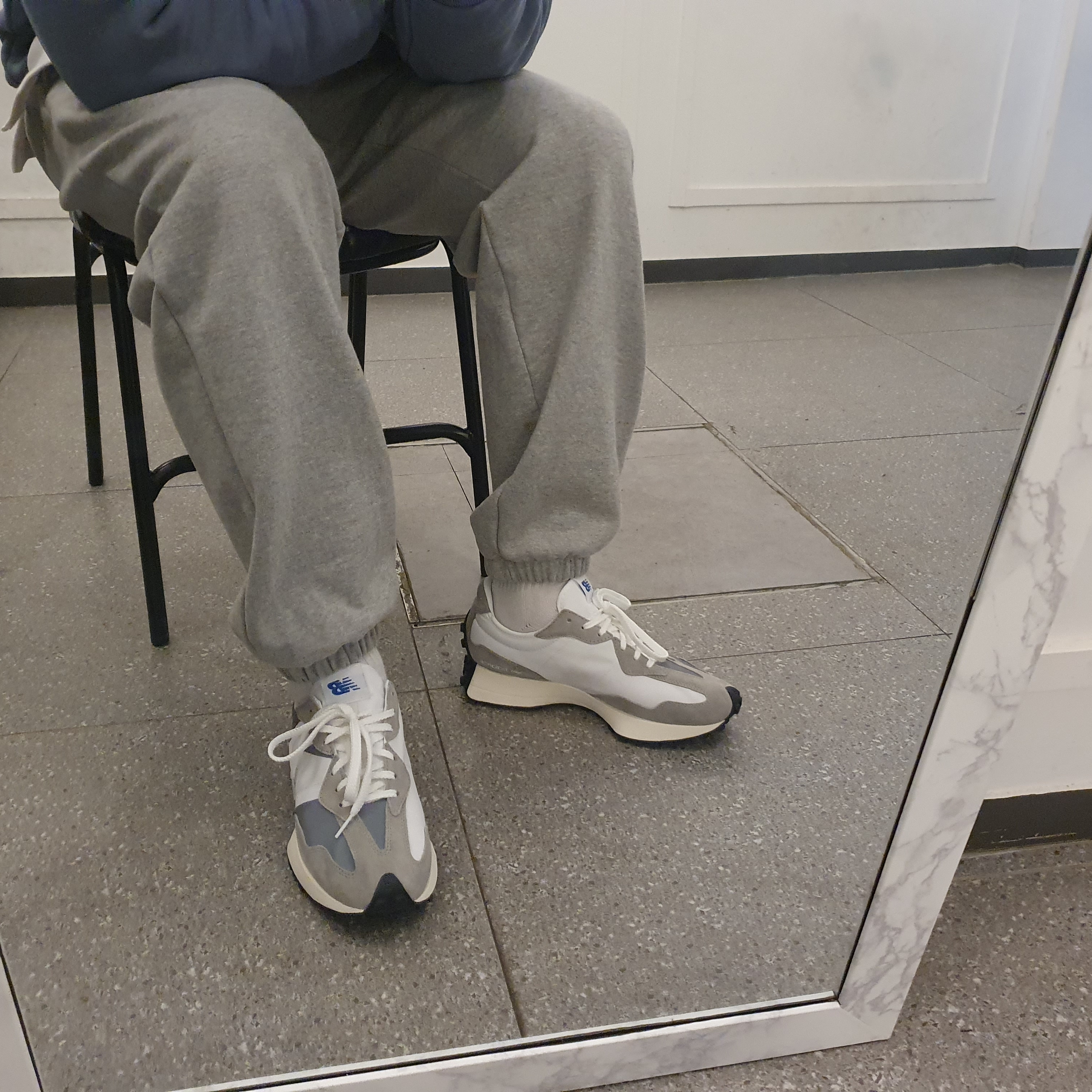 New Balance 327 Grey 착용 스타일 - 2